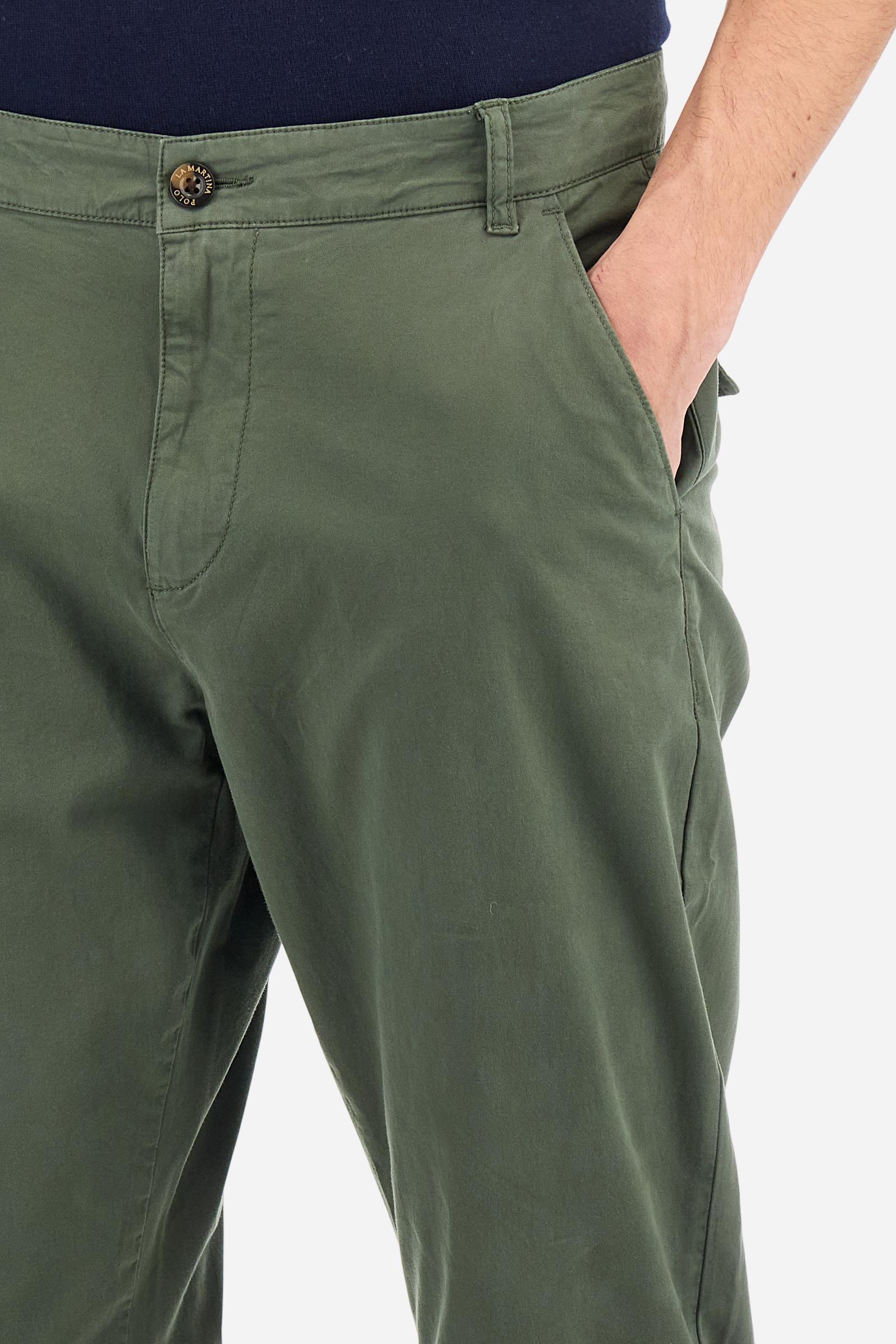 Single-colour men's chino trousers made of elasticated cotton twill. Zip fastening and faux horn button. Side slash pockets and folded waistband. On the back there are welt pockets with a flap and hidden button. The right front loop has a metal rivet with the flag of Argentina as an applied detail. Regular fit. The model is wearing a size 33. - Thyme