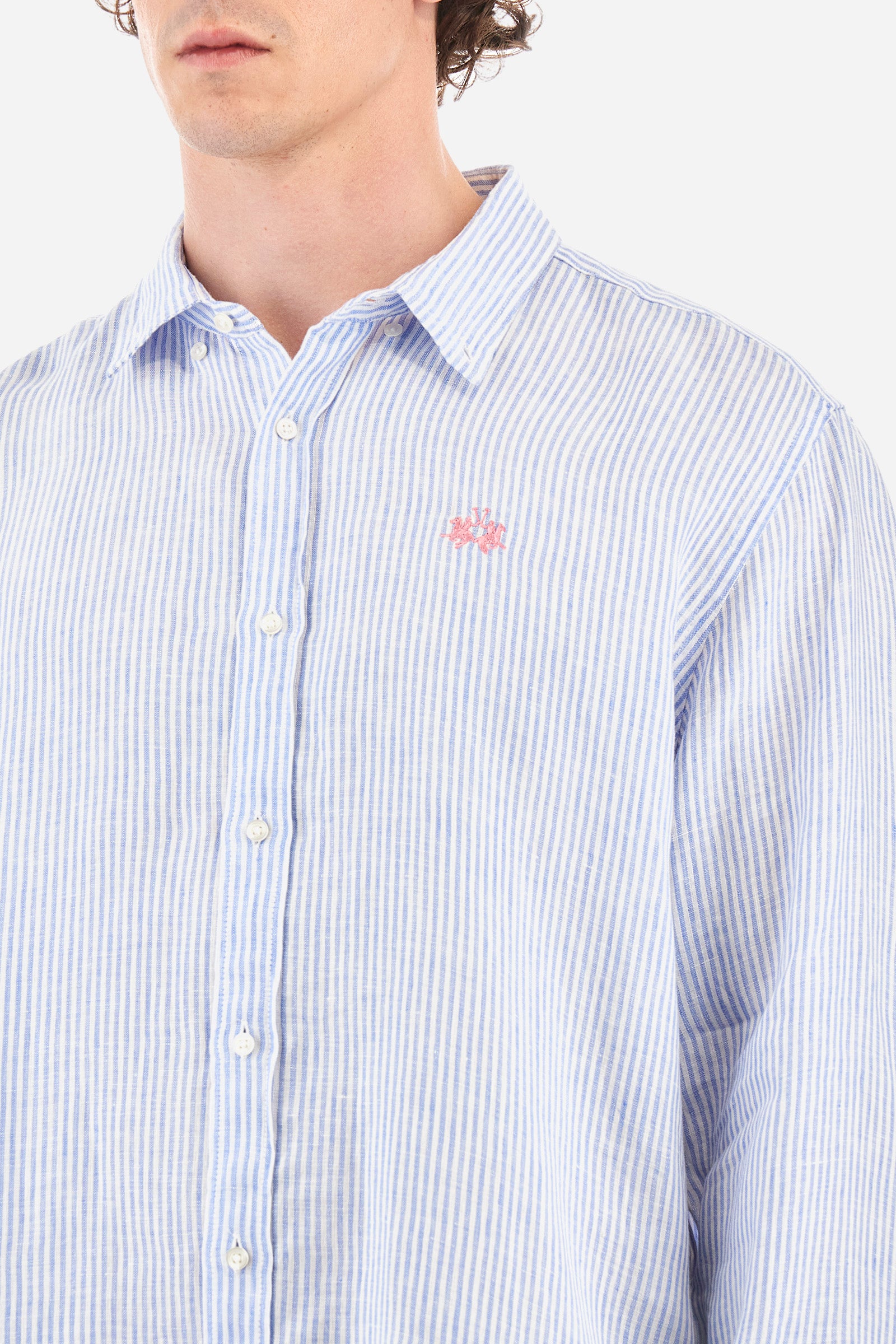 Men's long-sleeved shirt with a striped print, made of 100% linen. Button-down collar. With buttoned cuffs. With a small contrasting logo embroidered on the front. The fit is regular. The model wears a size L. - Op.White/Cornfl.Blue