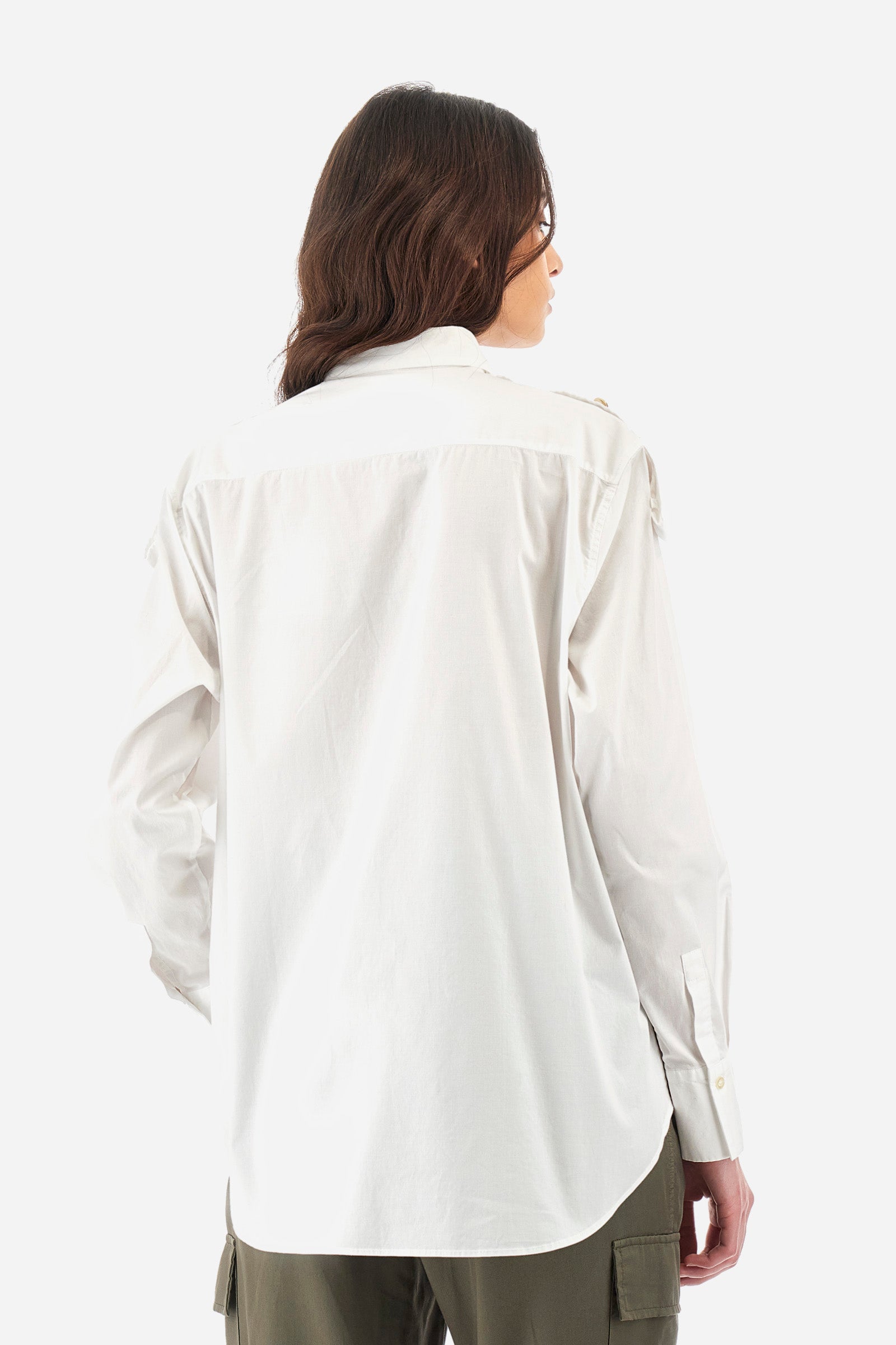 Women's long-sleeved shirt, in elasticated cotton. French collar. With buttoned cuffs. Featuring darts on the back. The logo is embroidered on the front. The fit is regular. The model wears a size 2. - Optic White
