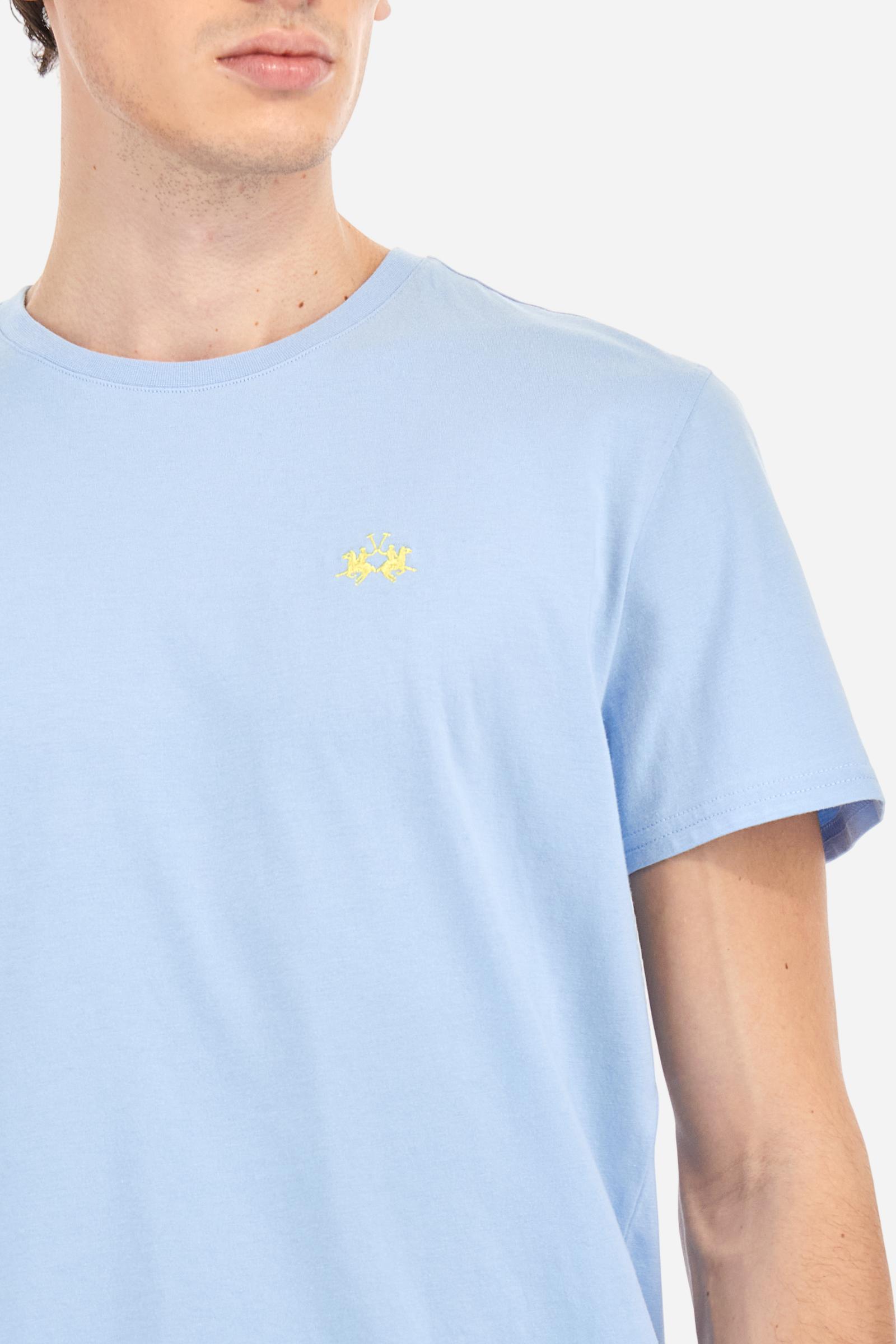 Men's short-sleeved crew-neck T-shirt in solid colour with embroidered logo in contrasting colour on the chest. Made of 100% cotton with a regular fit. It is perfect paired with Bermuda shorts or trousers for a casual and trendy look. Suitable for leisure time. The model is 187 cm tall and wears a size L. - Vista Blue