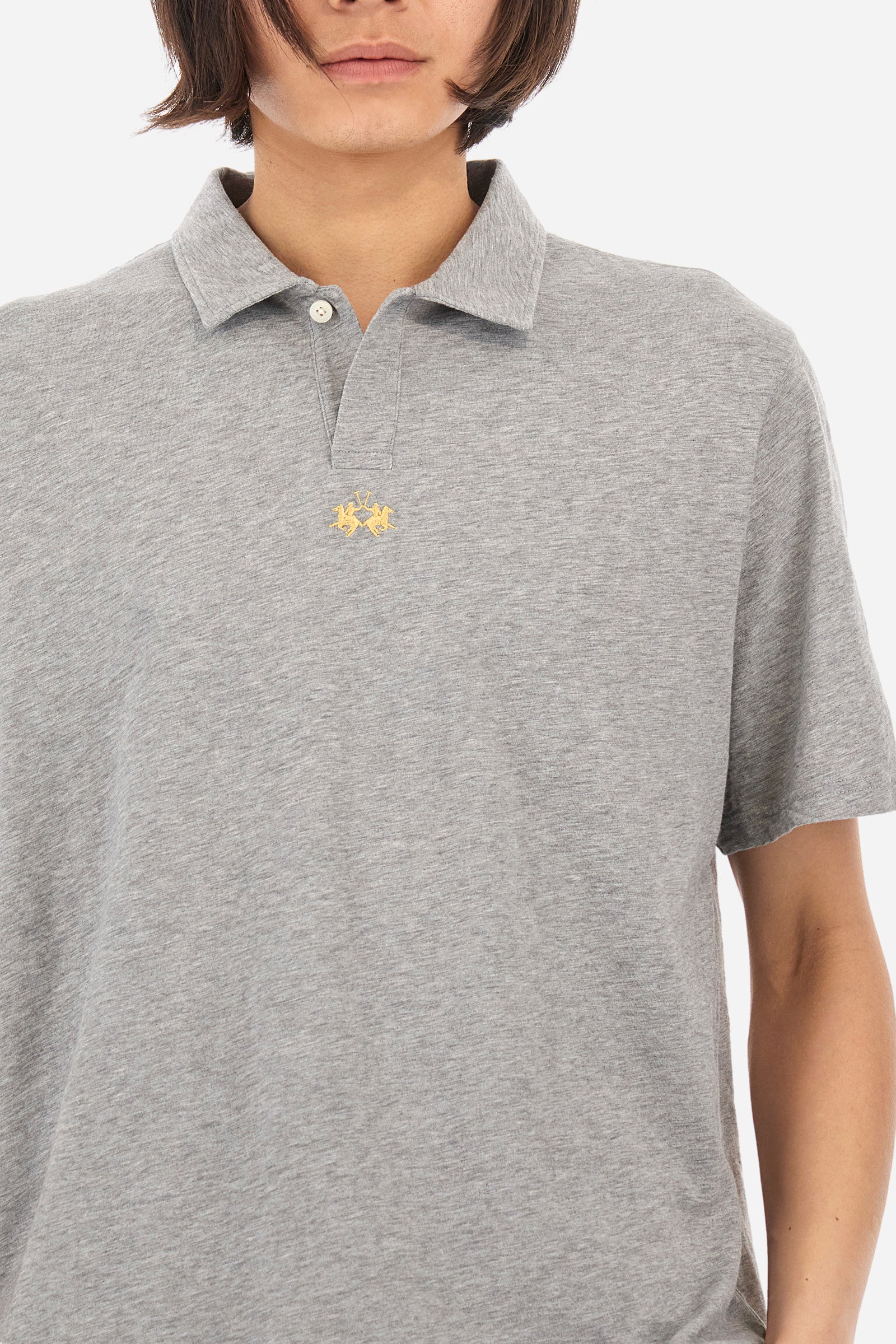 This is the iconic Polo 19-42 from La Martina. Men's short-sleeved polo shirt in solid color made of 100% slub jersey. With a regular fit, it has a collar and a double button closure while the La Martina logo is embroidered in small gold on the front under the placket. Ideal when worn with denim from the collection. Each Polo is kept in an exclusive logoed envelope and is accompanied by a certificate of guarantee. The model is 187 cm tall and wears a size L. - Light Heather Grey
