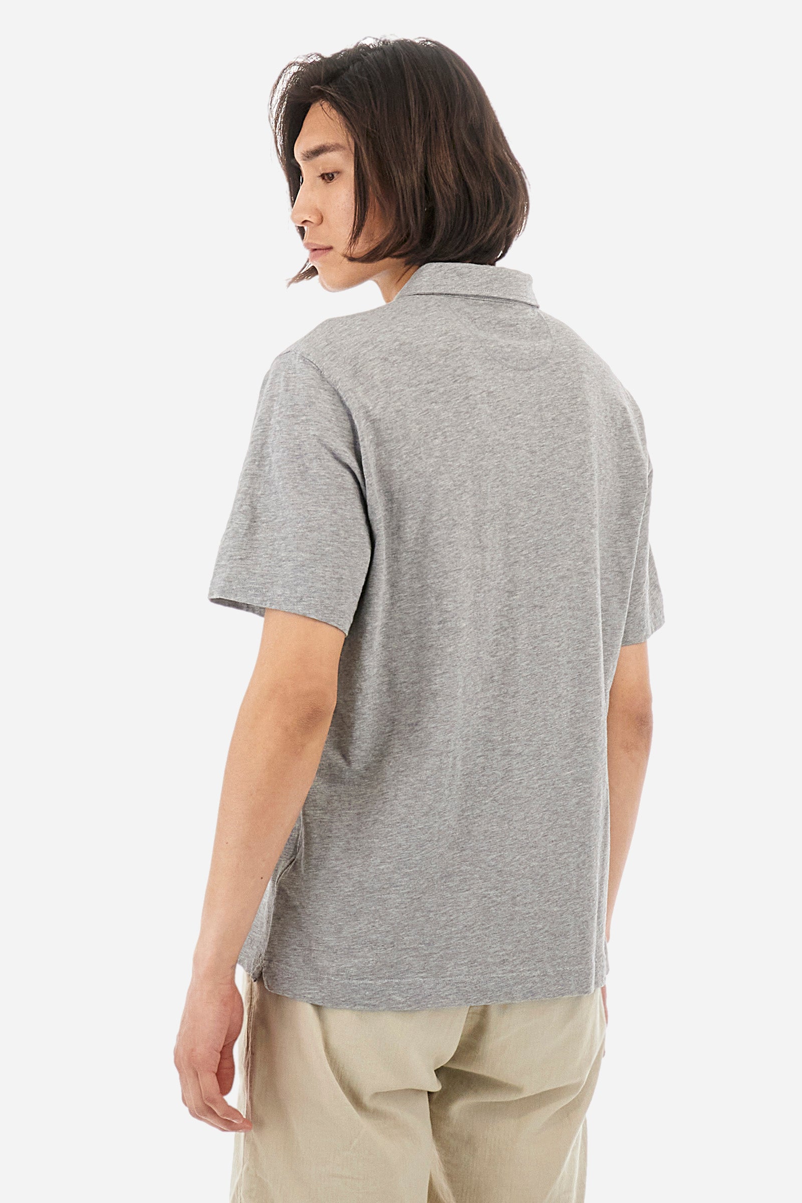 This is the iconic Polo 19-42 from La Martina. Men's short-sleeved polo shirt in solid color made of 100% slub jersey. With a regular fit, it has a collar and a double button closure while the La Martina logo is embroidered in small gold on the front under the placket. Ideal when worn with denim from the collection. Each Polo is kept in an exclusive logoed envelope and is accompanied by a certificate of guarantee. The model is 187 cm tall and wears a size L. - Light Heather Grey