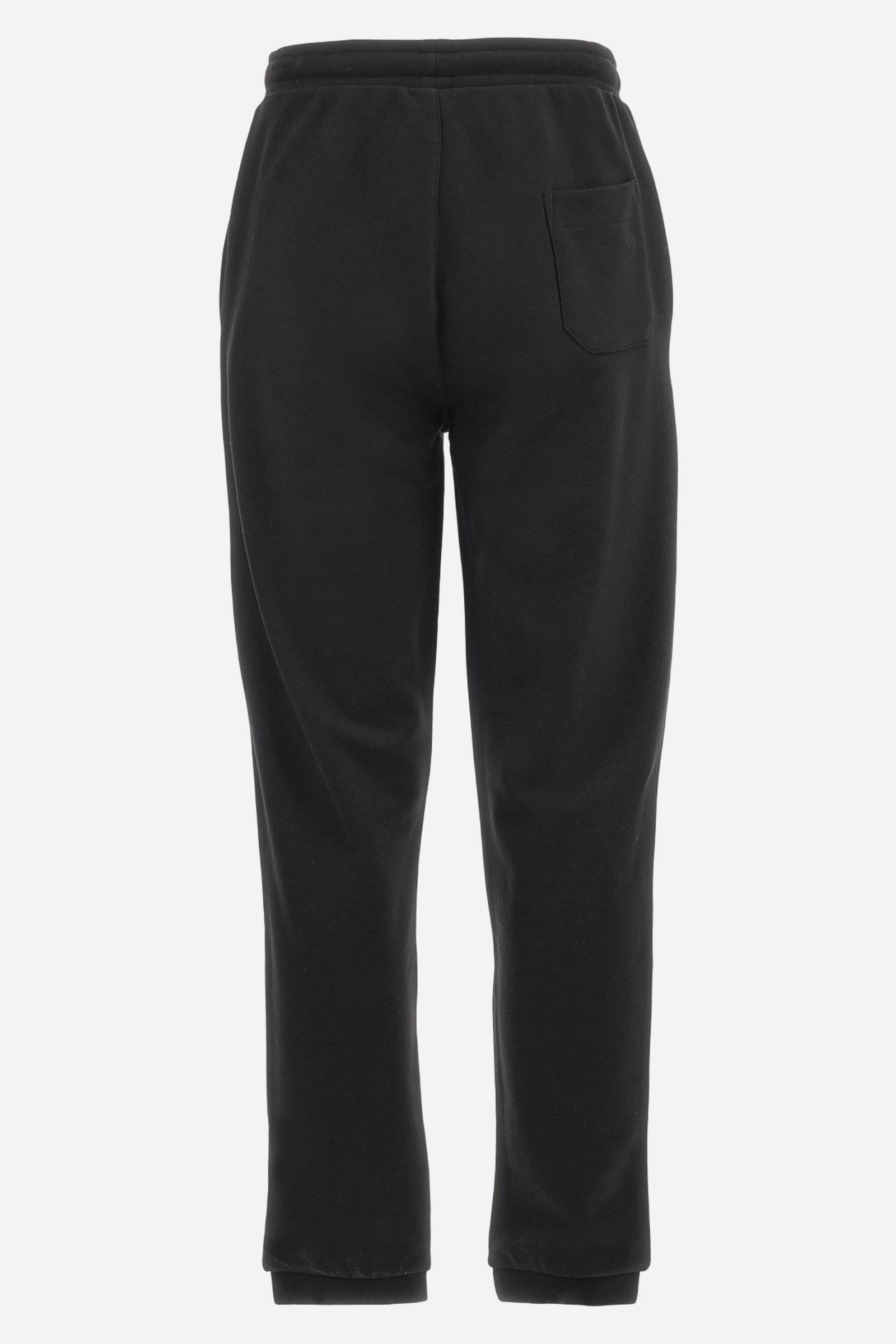 Single-colour men's jogging trousers in a French terry cotton sweat fabric. Removable and adjustable waistband with drawstring. American pockets at the sides. An additional patch pocket is applied on the back. The logo is embroidered in a colour-contrasting thread on the front, left side. The fit is regular. The model is wearing a size L. - Black