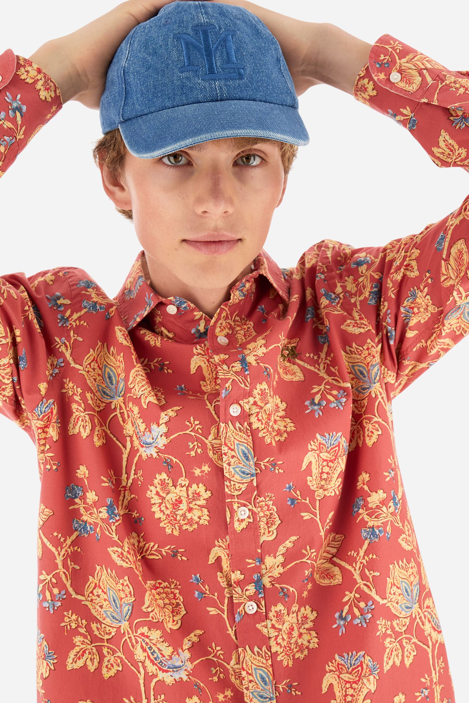 Men's long-sleeved shirt with floral pattern print. Made in 100% poplin cotton. Spread collar. The print design recalls cashmere patterns revisited in a modern key with contrasting colours. The logo is embroidered in a contrasting colour thread on the left side of the chest. The fit is regular. The model is wearing a size L. - Spiced Coral Flowers