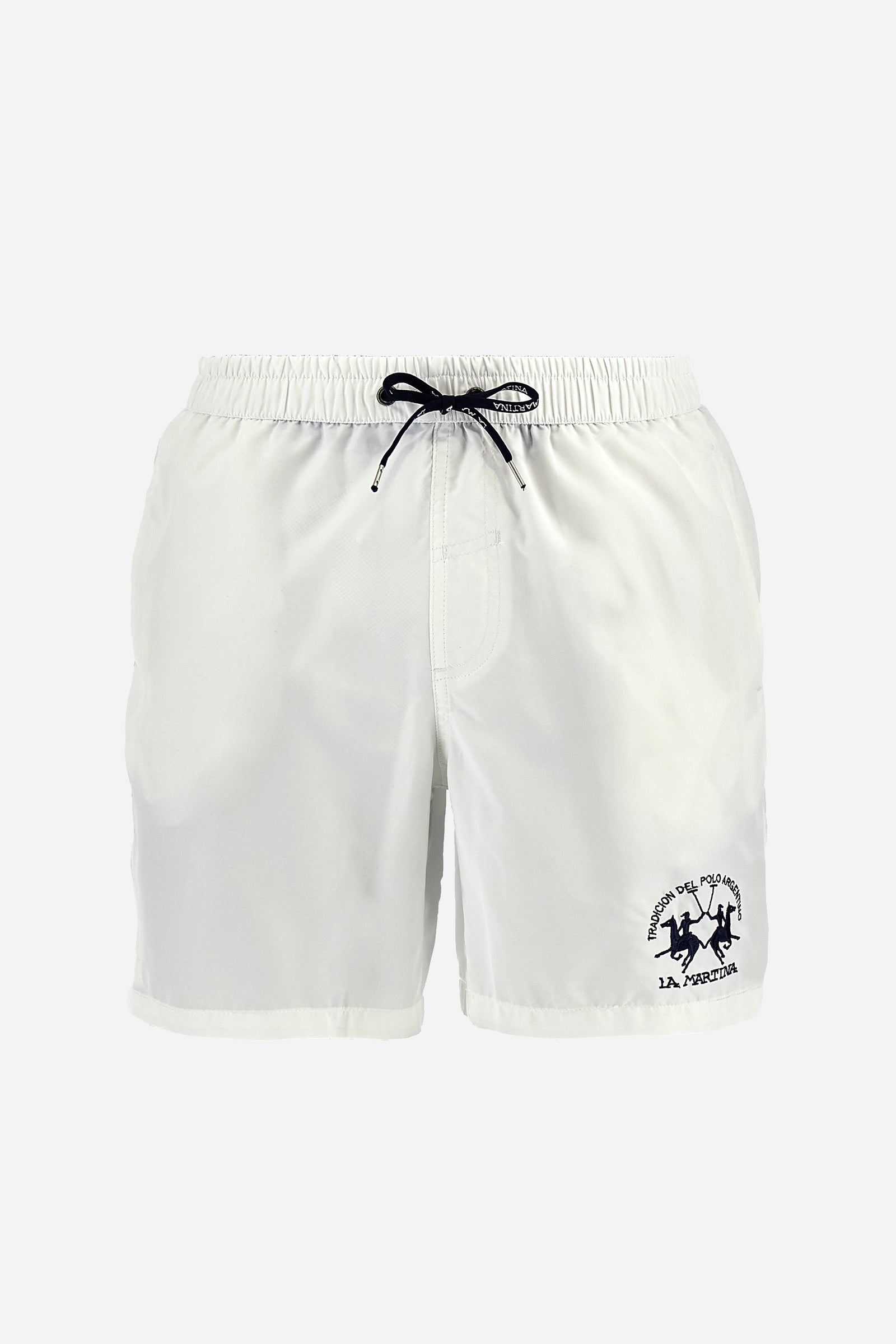 Plain men's swimming shorts made of nylon. Elastic waistband with a personalised drawstring for waist adjustment. On the inside of the shorts is an elasticated mesh brief. Double side pocket on the hips and patch pocket with flap on the back, on the right side only. The large logo is embroidered in a contrasting colour thread on the bottom of the left leg on the front. Regular fit. The model is wearing a size L. - Optic White