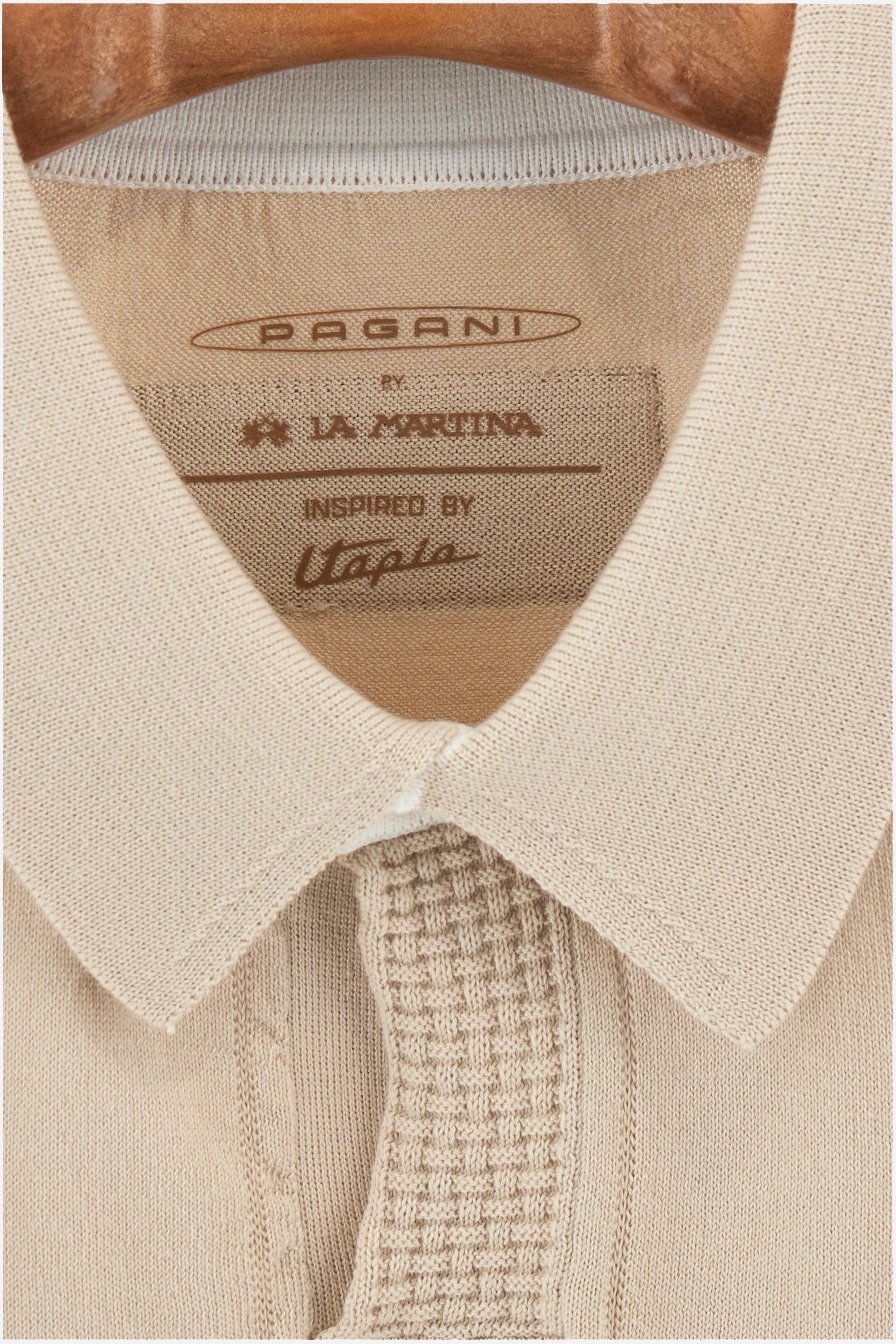 Single-colour men's knitted polo shirt with short sleeves from the line in collaboration with Pagani. Made of 100% cotton. Fastens with a button. Ribbed armholes and waist. The logo and "La Martina" and "Pagani" lettering are present on the patch representing the collaboration applied on the back. The fit is regular. The model wears a size L. - Rainy Day