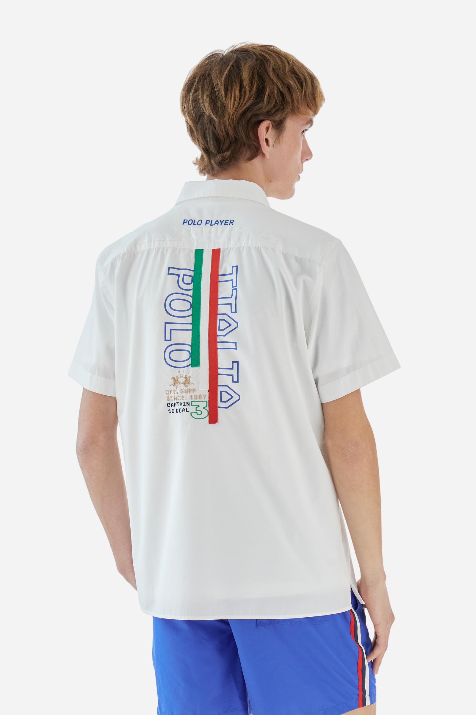Men's plain short-sleeved shirt made from cotton poplin. Spread collar and straight hem. The embroidered logo on the chest, over the heart, is designed in the colours of the Italian flag. On the back, the combination of printing and embroidery techniques – depicting lettering, numbers and logos – are enriched with 3 ribbons in the colours of the Italian flag, appliquéd vertically. Regular fit. The model is wearing a size L. - Optic White
