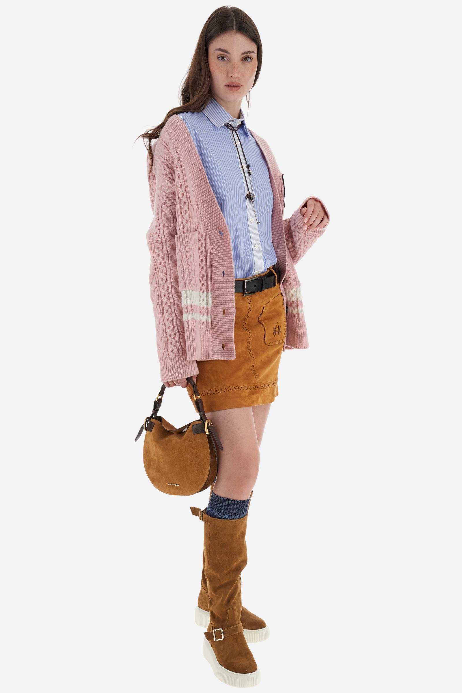 Classic women’s shirt with long sleeves in 100% cotton poplin with striped blocks creating a dynamic visual effect. Classic collar and clean design, enriched by the maxi embroidered logo on the back. Regular masculine fit for a modern silhouette. The model wears size 2. - Op.White/Cornfl.Blue