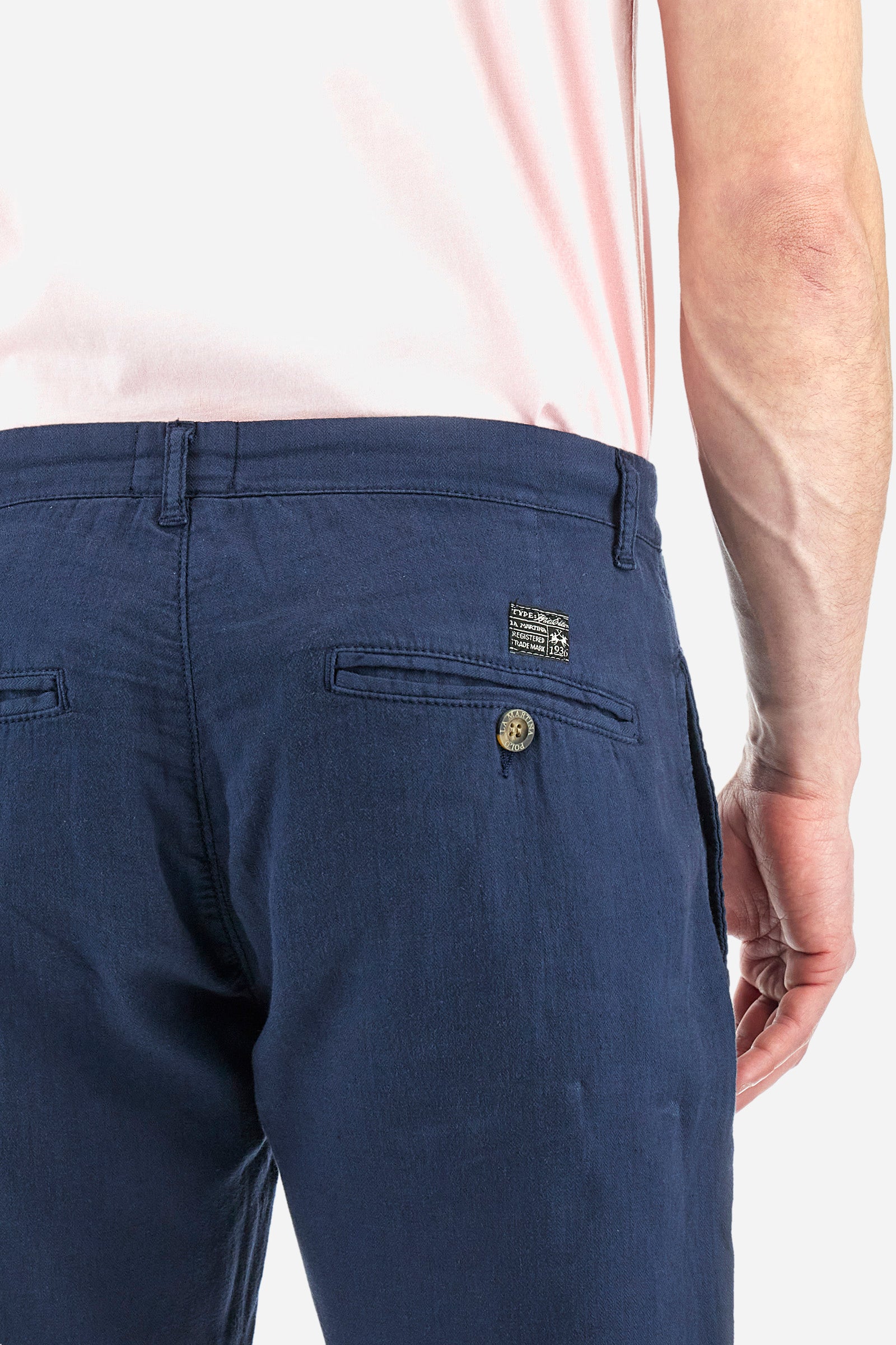 Men's single-colour chinos in cotton and linen. With belt loops, zip and button fastening. There are two open welt front pockets and two back pockets with a classic button fastening. There is a logo with a patch sewn onto the reverse. The fit is regular. The model wears a size 33. - Navy