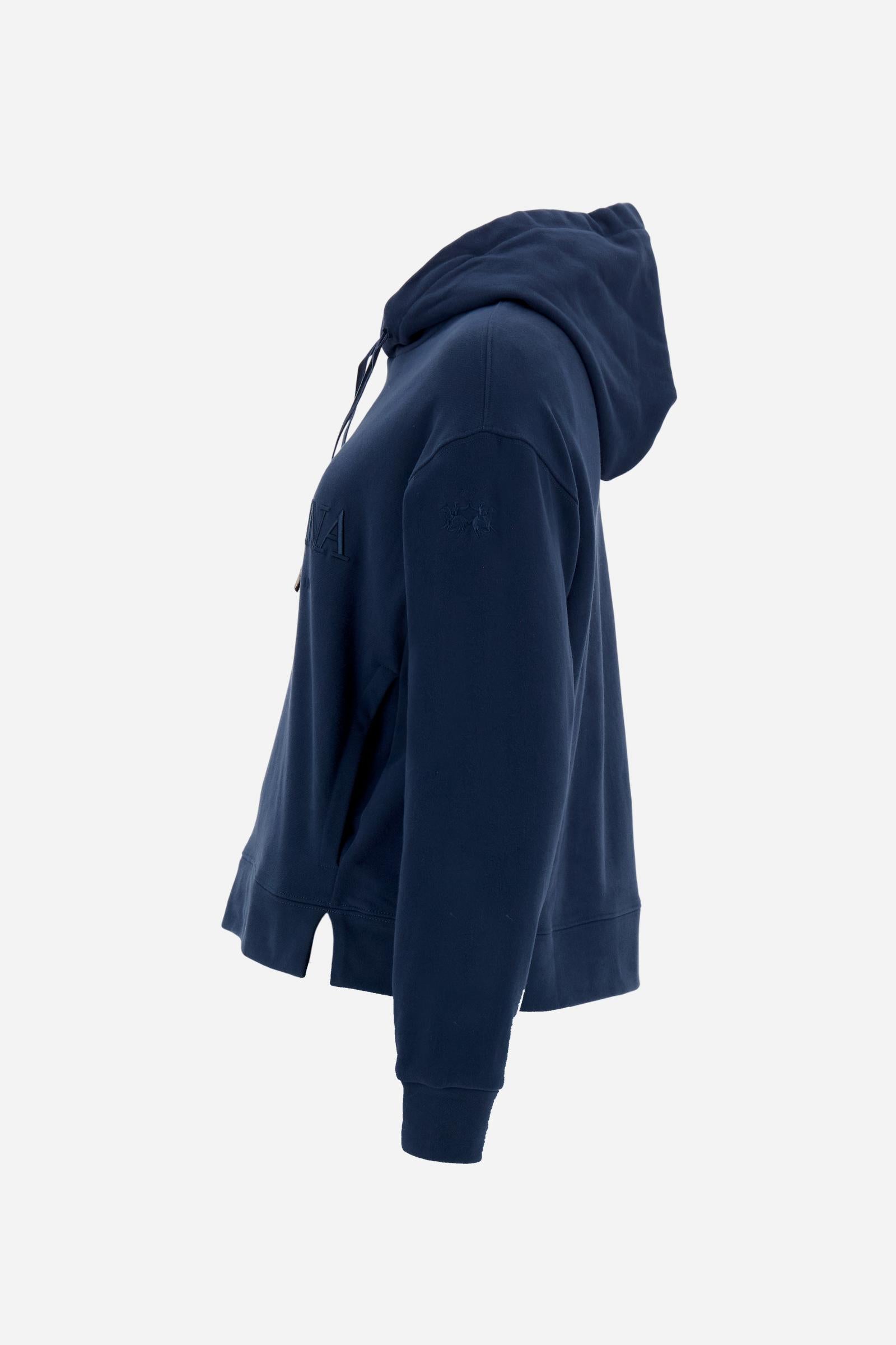 Women’s hoodie with long sleeves in 100% cotton french terry, solid colour with a velvety and warm touch. The hood is lined in tone-on-tone jersey and finished with a velvet drawstring. The chest graphic recalls the refined aesthetics of the Royal Polo theme, while the small brand logo is tone-on-tone embroidered on the sleeve. The model wears size L. - Navy