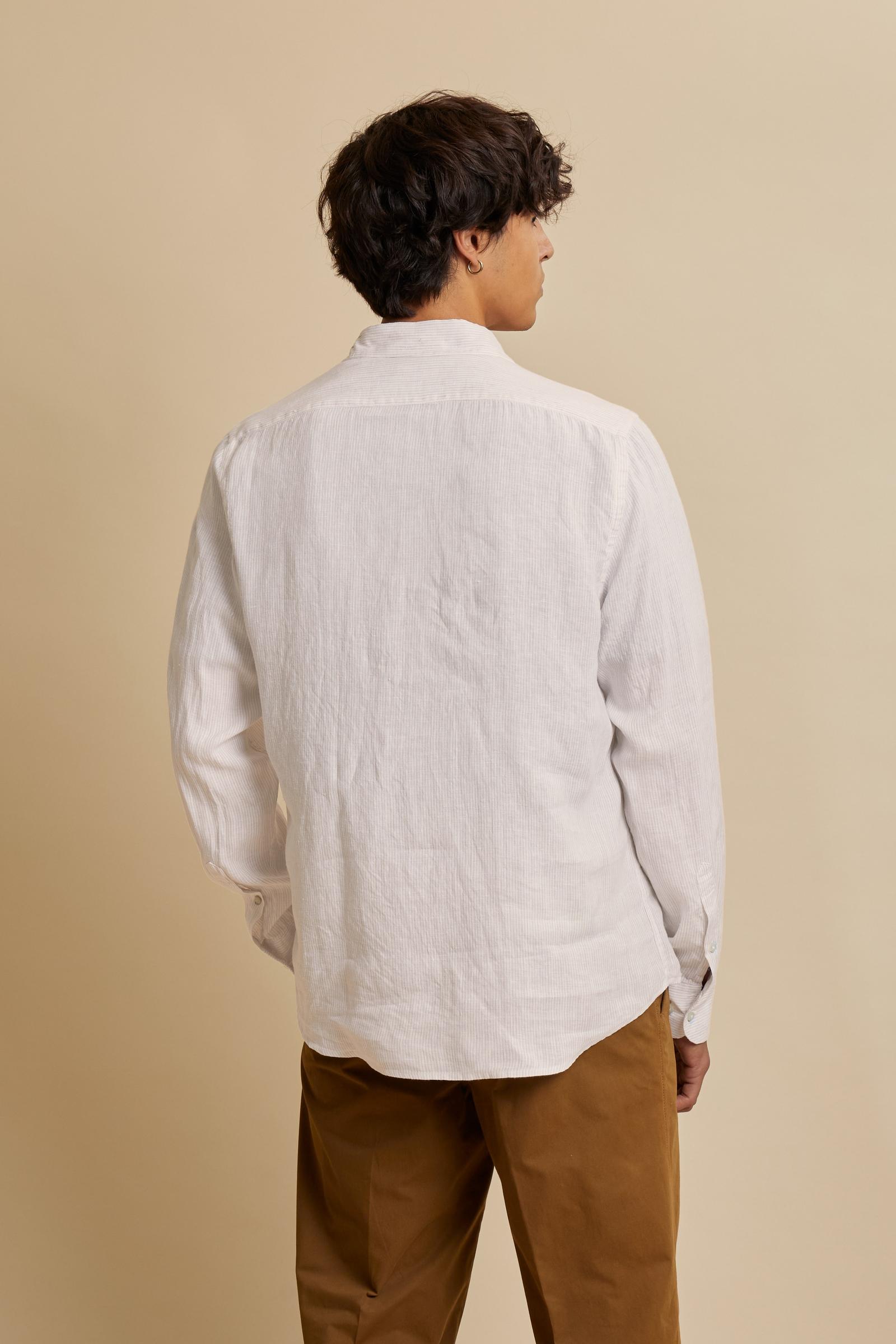 Shirt in 100% linen with vertical micro stripes and natural slub texture. Regular fit that follows the body. Embroidered logo on the chest and signature details on the placket. - Optic Wh/Moonstruck