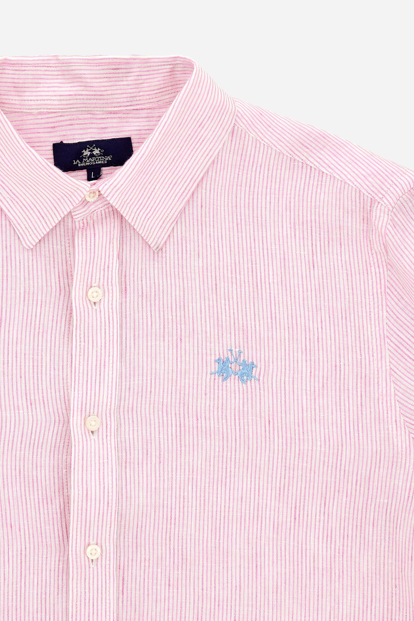 Shirt in 100% linen with vertical micro stripes and natural slub texture. Regular fit that follows the body. Embroidered logo on the chest and signature details on the placket. - Optic White/Poppy re