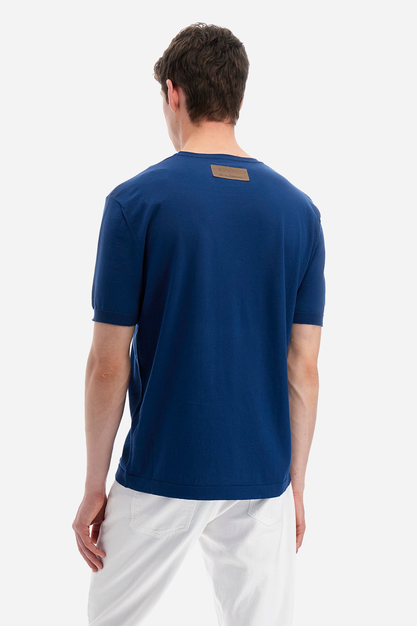 Men’s short-sleeved solid color knitted t-shirt. In collaboration with Pagani, made of cotton yarn. Collar, armholes and ribbed hem. The logo, the writing "La Martina" and "Pagani" are present on the patch applied on the back, representative of the collaboration. Fit is regular. The model wears a size L. - Ensign Blue