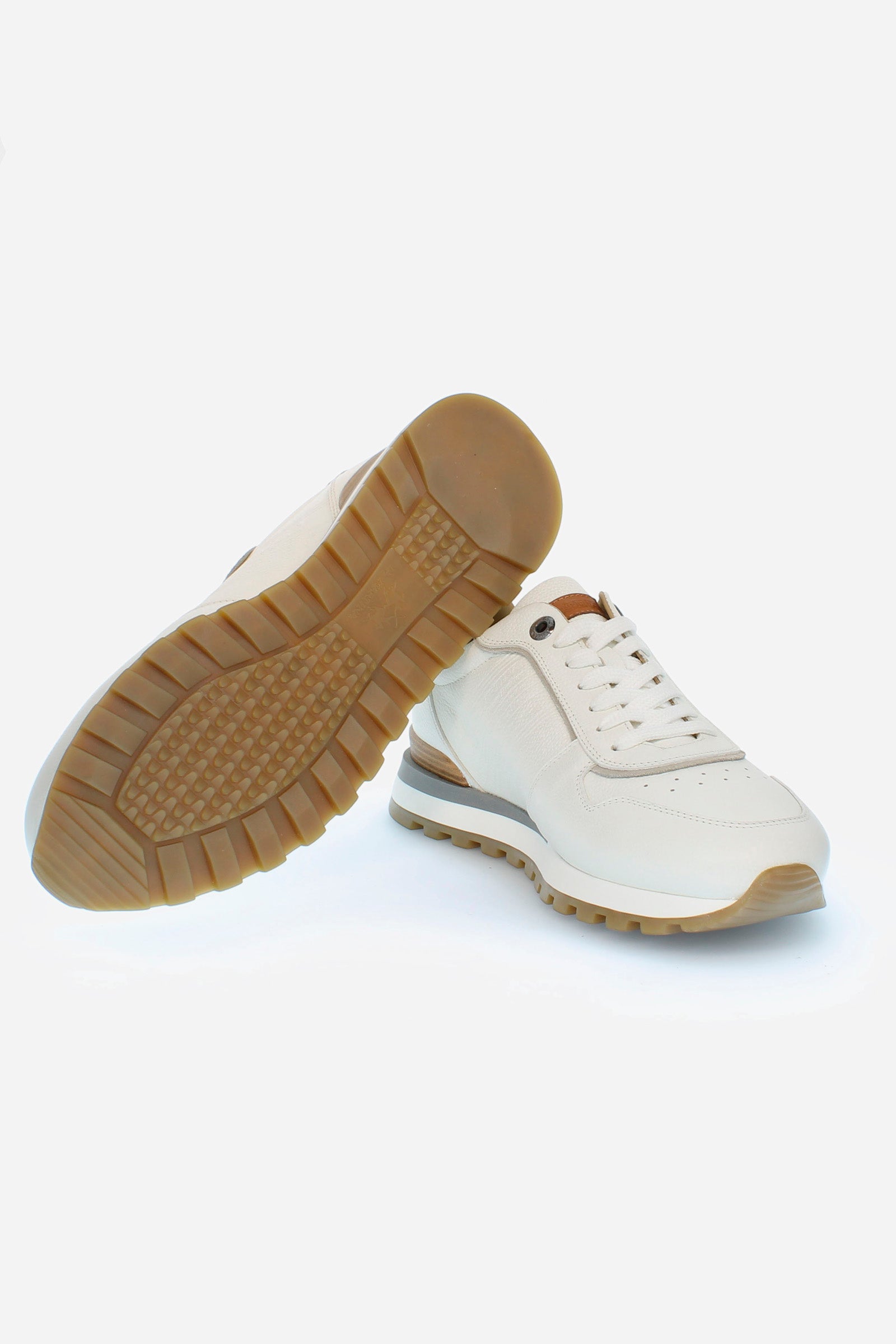 Men's calfskin trainer with hand-stitched side band in a contrasting tone, with an embossed La Martina logo. This shoe displays great attention to detail: from the contrasting lacing profile, which creates a dynamic effect, to the leather and suede inserts on the back or to the leather spoiler on the heel. The aged effect of the leather on the upper gives the shoe an unmistakably artisanal touch. Perfect for a gritty look with details that evoke the classicism of the La Martina brand. - WHITE/IVORY