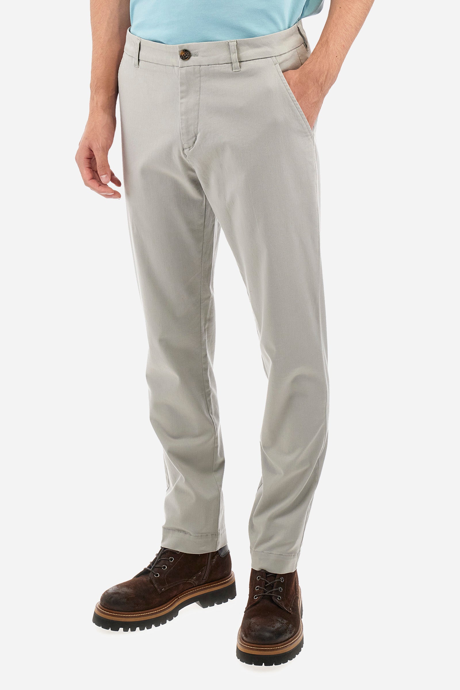 Men's single-colour chinos in stretch cotton. With belt loops, zip and button fastening. There are two functional front pockets, two rear pockets and two further pockets on the sides of the trousers. The logo is sewn on the back. The fit is regular. The model wears a size 33. - Pussywillow Grey