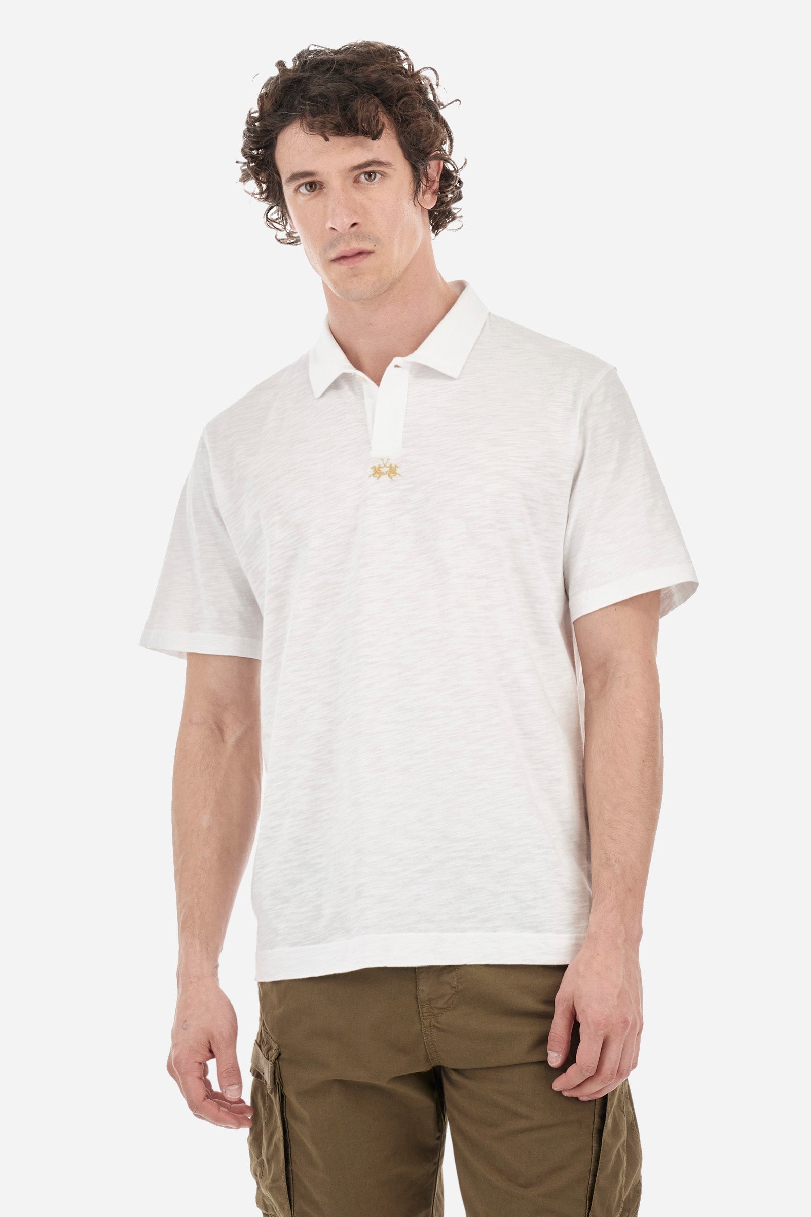 This is the iconic Polo 19-42 from La Martina. Men's short-sleeved polo shirt in solid color made of 100% slub jersey. With a regular fit, it has a collar and a double button closure while the La Martina logo is embroidered in small gold on the front under the placket. Ideal when worn with denim from the collection. Each Polo is kept in an exclusive logoed envelope and is accompanied by a certificate of guarantee. The model is 187 cm tall and wears a size L. - Optic White