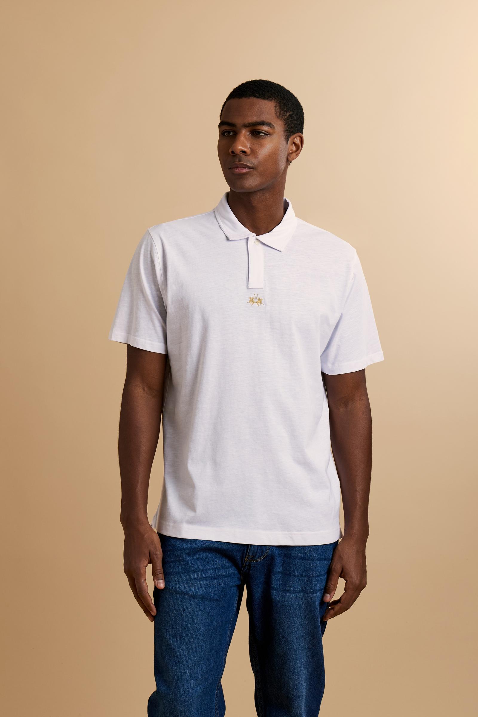 This is the iconic Polo 19-42 from La Martina. Men's short-sleeved polo shirt in solid color made of 100% slub jersey. With a regular fit, it has a collar and a double button closure while the La Martina logo is embroidered in small gold on the front under the placket. Ideal when worn with denim from the collection. Each Polo is kept in an exclusive logoed envelope and is accompanied by a certificate of guarantee. The model is 187 cm tall and wears a size L. - Optic White