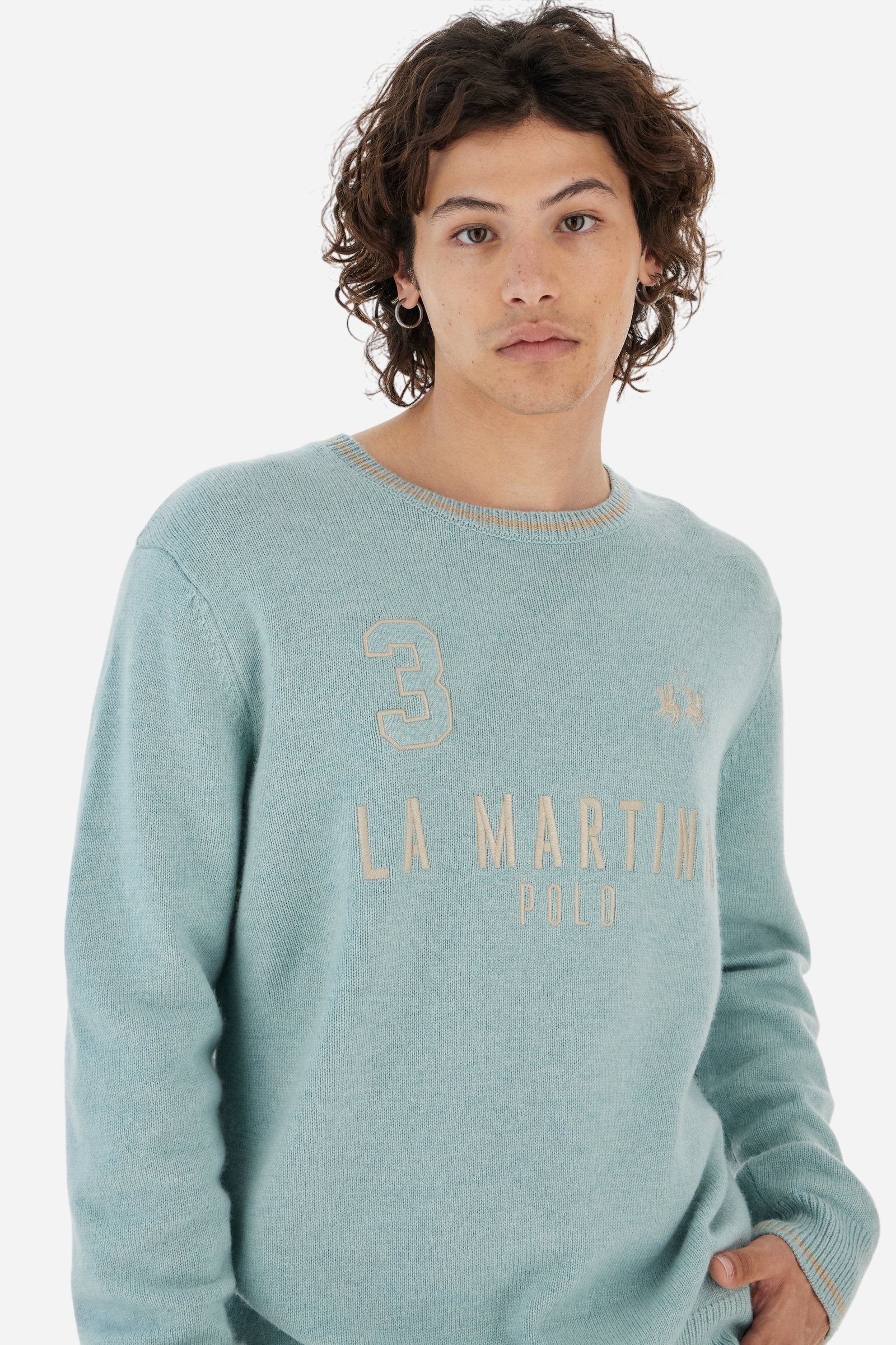 Crew-neck sweater with long sleeves in lambswool blend, soft and durable. Ribbed collar, cuffs, and hem with contrast stripe detail. Patch number and La Martina lettering embroidered in contrast, alongside the large logo placed centrally on the chest. Regular fit for a clean, timeless silhouette. Model wears size L. - Gray Mist