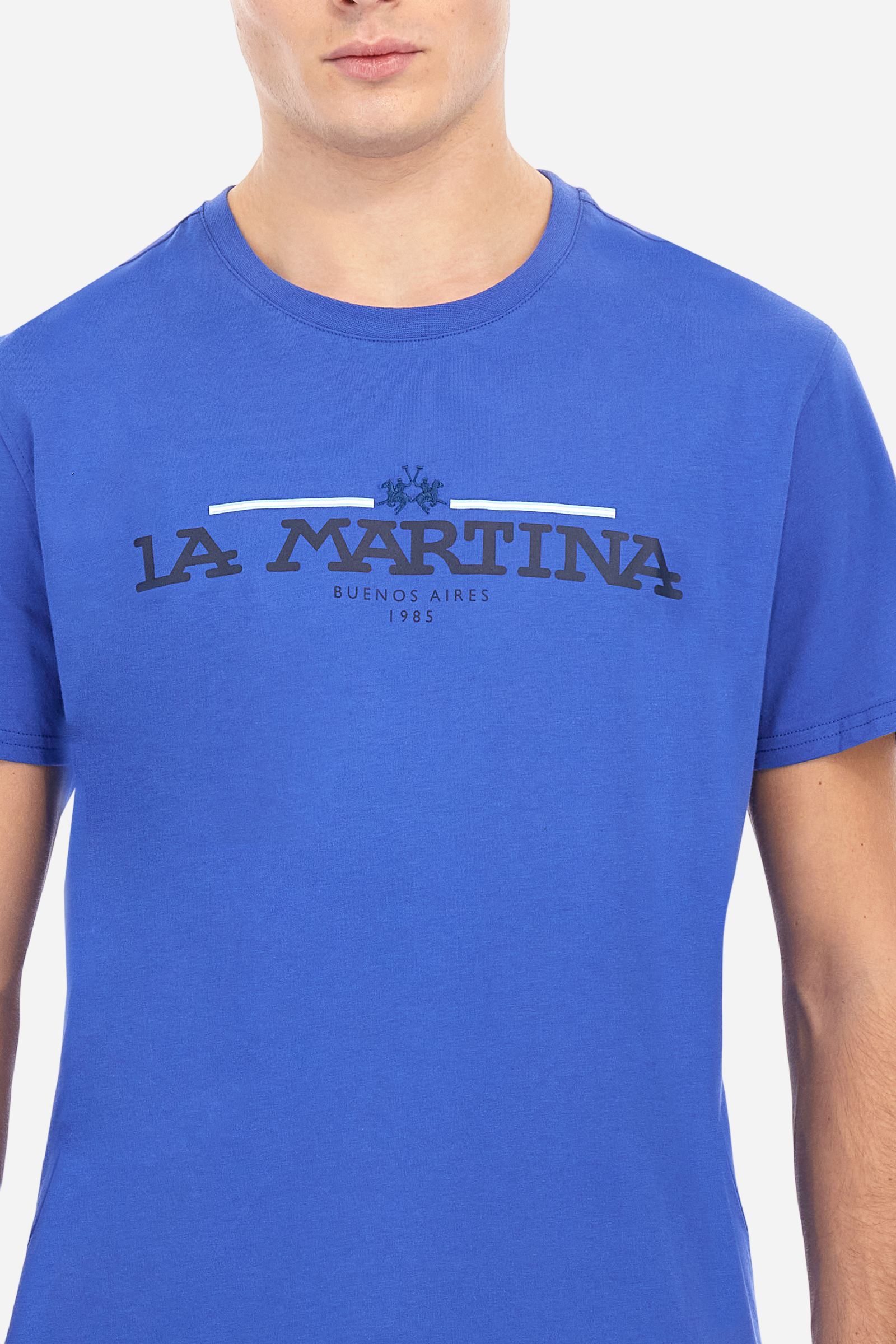 Men's solid color T-shirt, made of cotton jersey. Crew neck. The front features the La Martina text in print. The logo is embroidered on the front, in the center of the chest. The fit is regular. The model is wearing size L. - Dazzling Blue