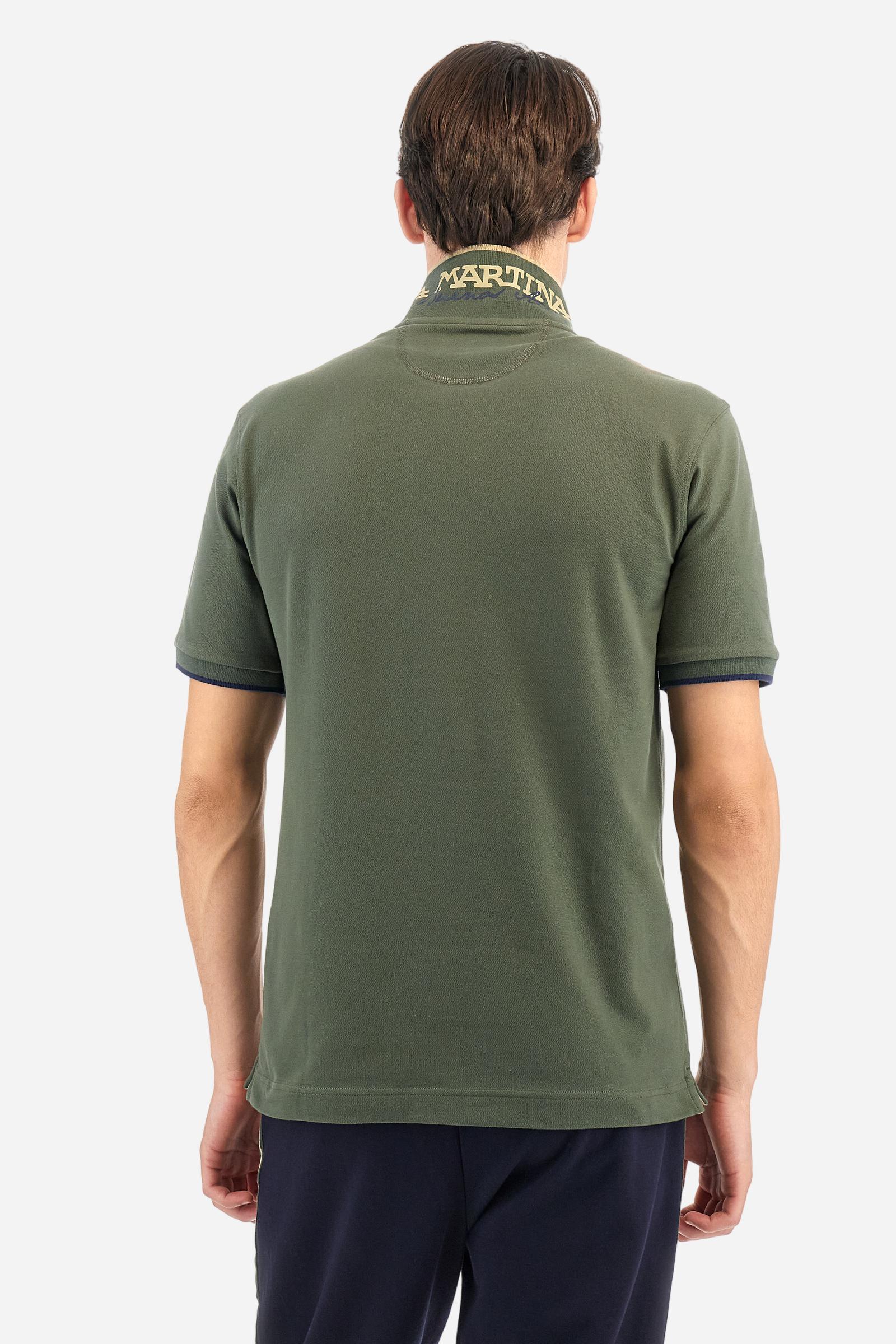 Short-sleeved, single-colour men's polo shirt made of stretch cotton piqué. Fastens with two buttons. The collar and cuffs are ribbed, and there is a colour-contrasting trim at the bottom of the collar. Inside the collar there is a grosgrain ribbon of a different shade. The logo is embroidered on the chest in a contrasting colour. The fit is slim. The model is wearing a size L. - Thyme