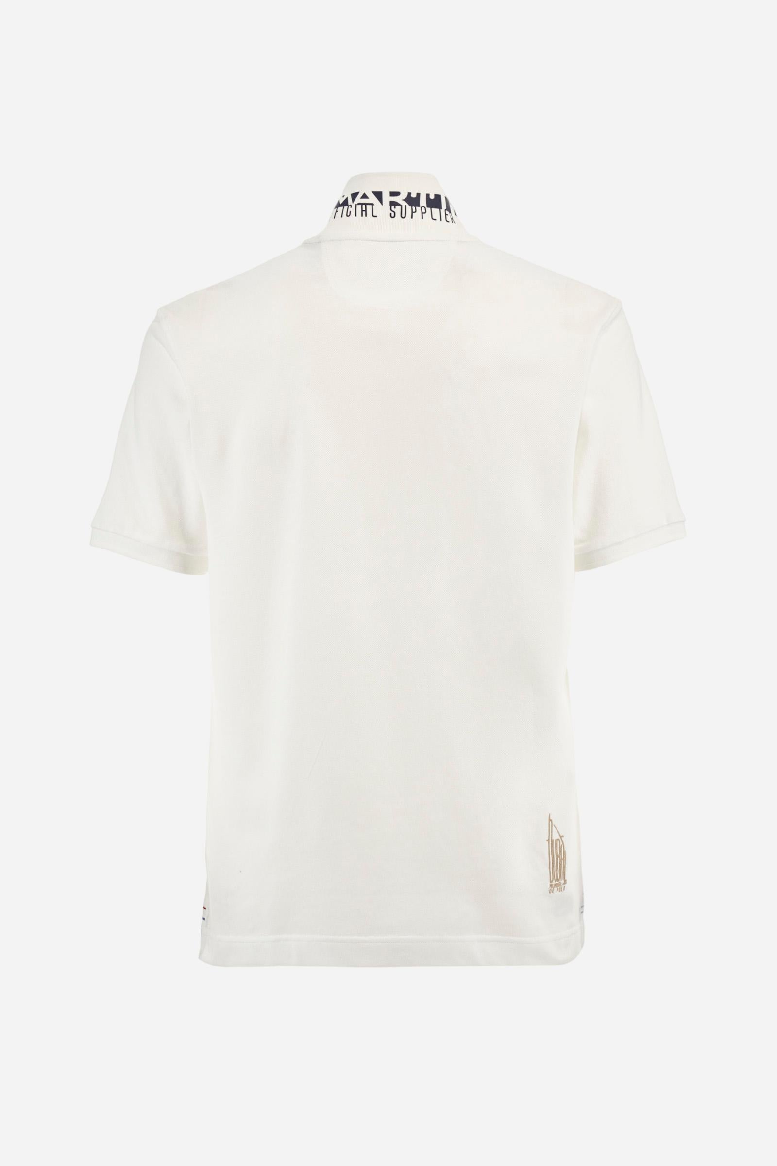 Men's plain short-sleeved polo shirt made from cotton piqué. Two-button fastening. The collar and cuffs are made from tone-on-tone ribbed fabric. The inside of the placket is also made from piqué, but in a contrasting colour. On the left side of the chest, in addition to the embroidered logo in contrasting thread, there are small patches of the Argentine and English flags. Regular fit. The model is wearing a size L. - Optic White