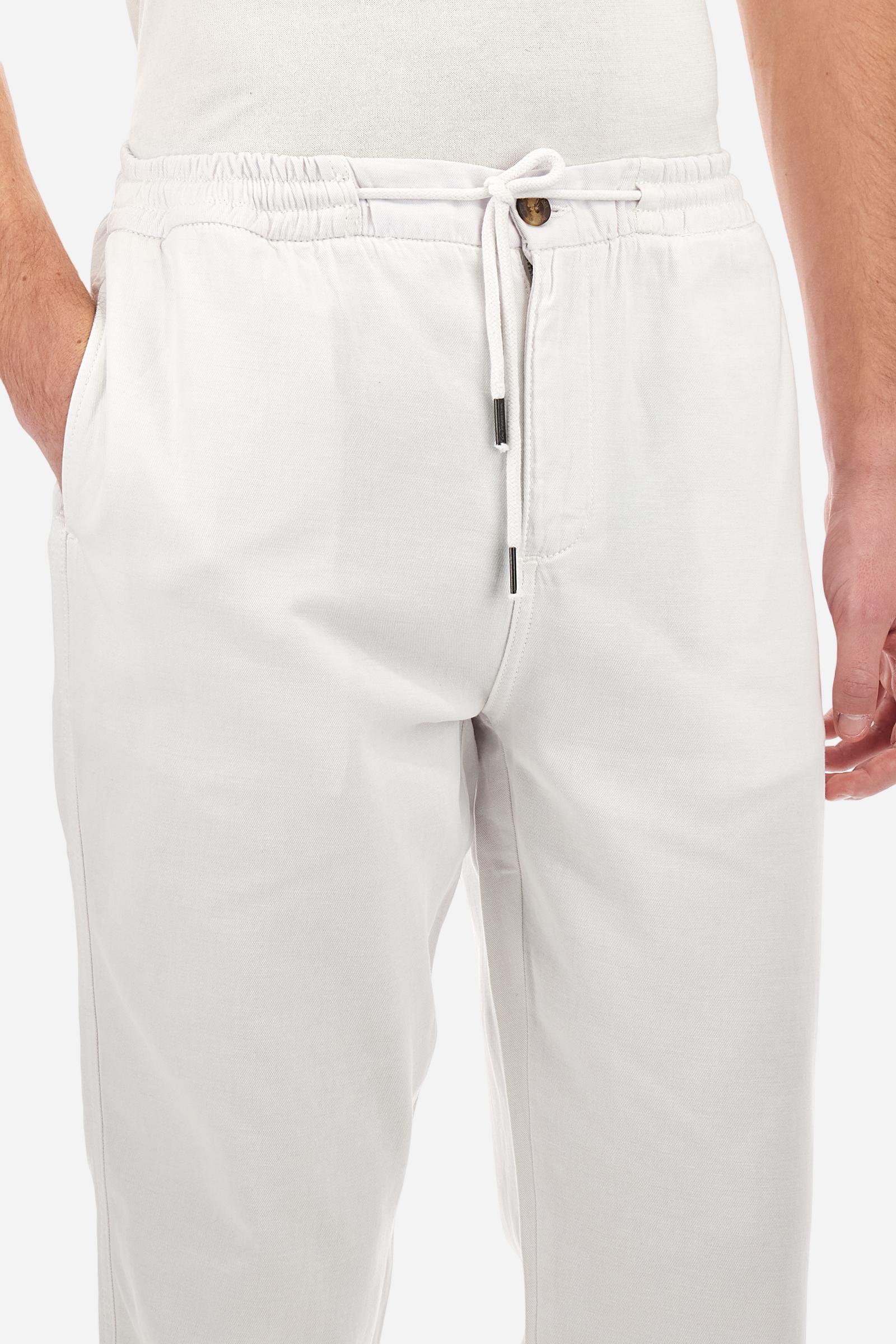 Men's plain straight-cut trousers, made of linen and cotton canvas. Featuring a waist belt at the back and on the sides with elasticated external drawstring for adjustment. The front opening also has a faux horn button on the belt and a zip. Double welt pocket inserted into the sides. There are two additional welt pockets on the back. The logo is featured on the woven label sewn above the right back pocket. Regular fit. The model is wearing a size L. - Optic White