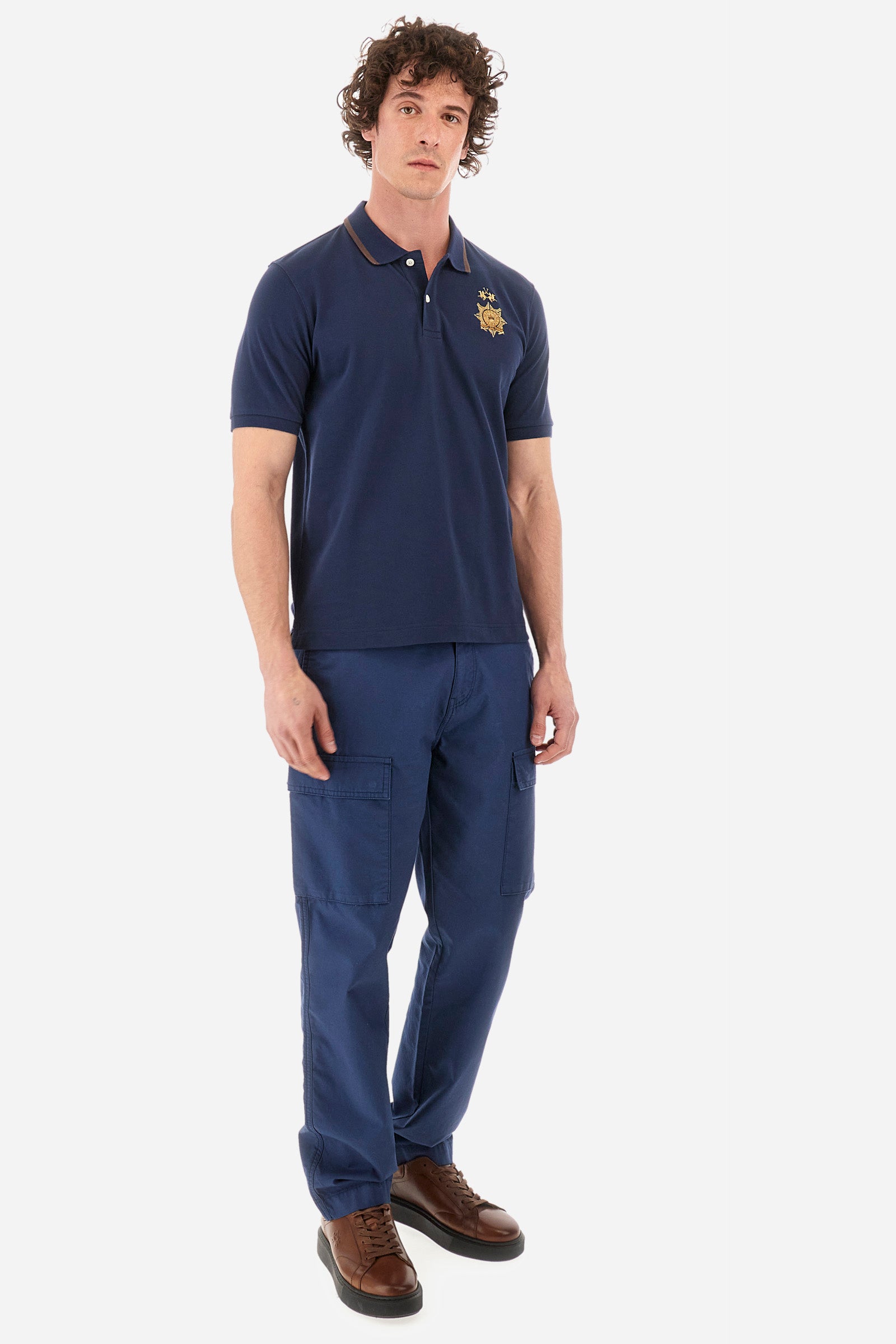 Men's short-sleeved single-colour polo shirt in elasticated cotton. Two-button fastening. Ribbed collar and armholes. The neck is profiled. On the front we find the symbol representing the Guards line. Featuring a small logo embroidered on the chest. The fit is regular. The model wears a size L. - Navy