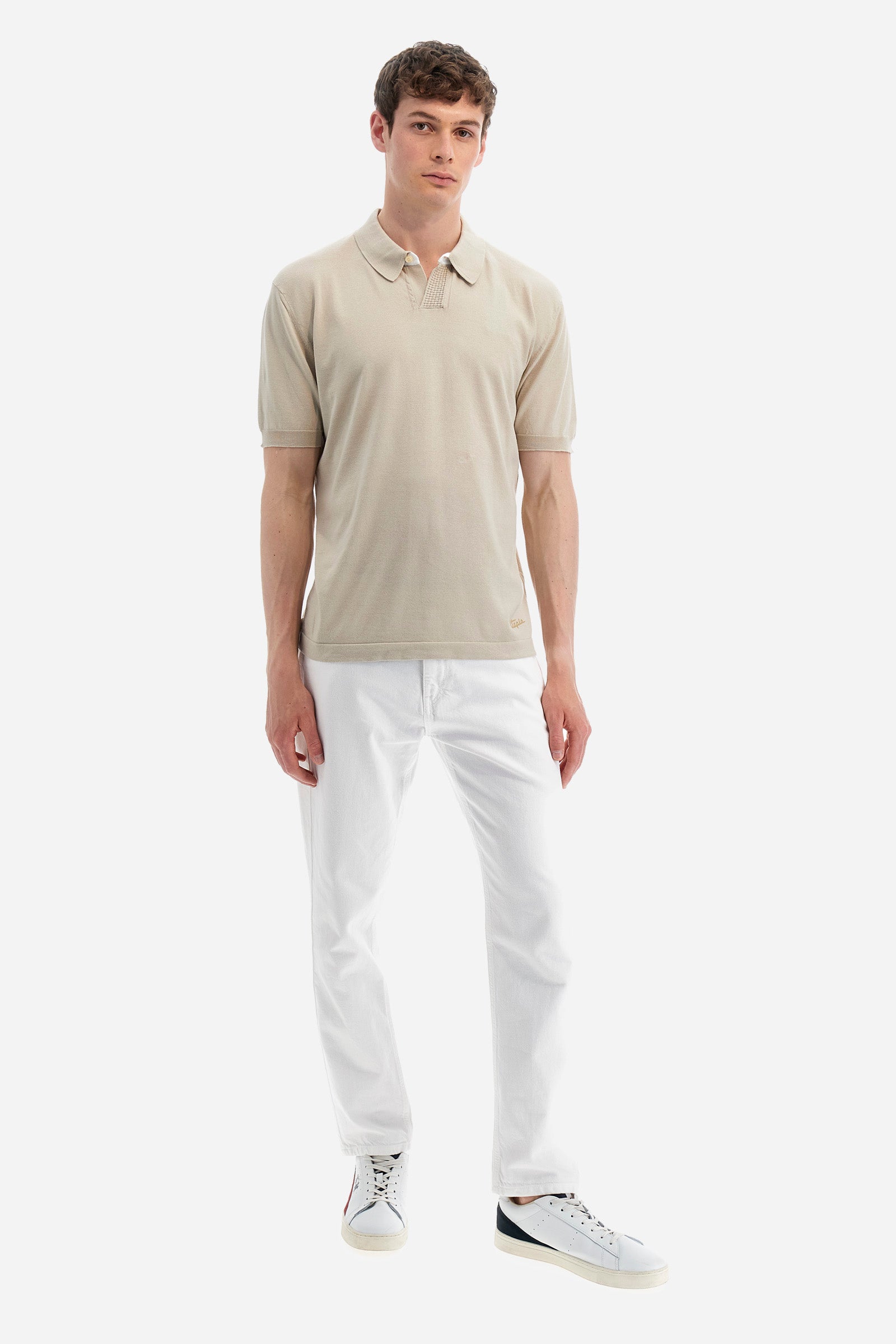 Single-colour men's knitted polo shirt with short sleeves from the line in collaboration with Pagani. Made of 100% cotton. Fastens with a button. Ribbed armholes and waist. The logo and "La Martina" and "Pagani" lettering are present on the patch representing the collaboration applied on the back. The fit is regular. The model wears a size L. - Rainy Day