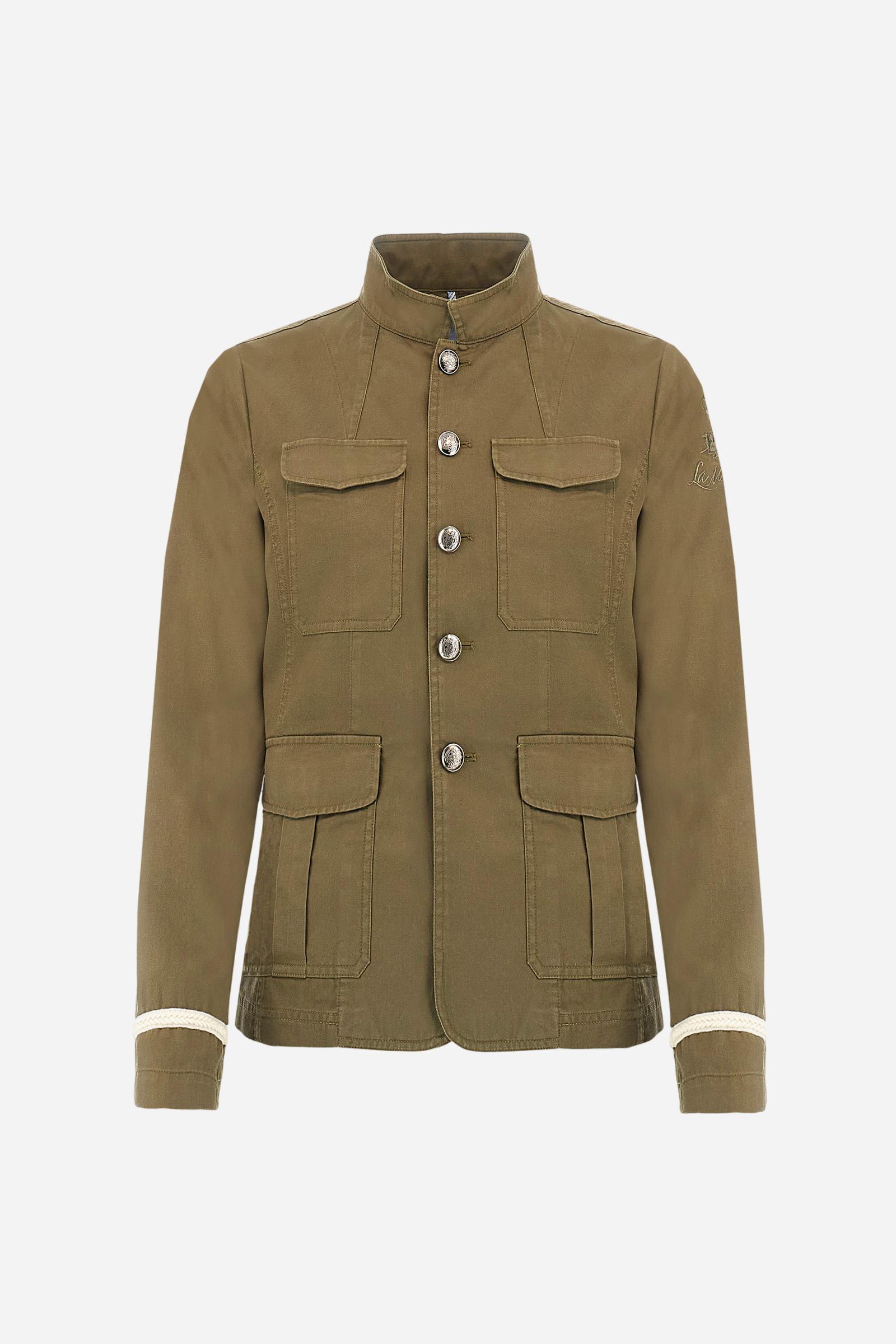 Women's long-sleeved safari jacket in a single colour, made of a cotton-modal blend drill.The front fastens with 5 metal buttons with heraldic motif. The front pockets are applied. Decorative braid-patterned trimmings are applied to the cuffs. The tone-in-tone logo graphic is embroidered on the left sleeve. Regular fit. The model is wearing a size 40. - Thyme