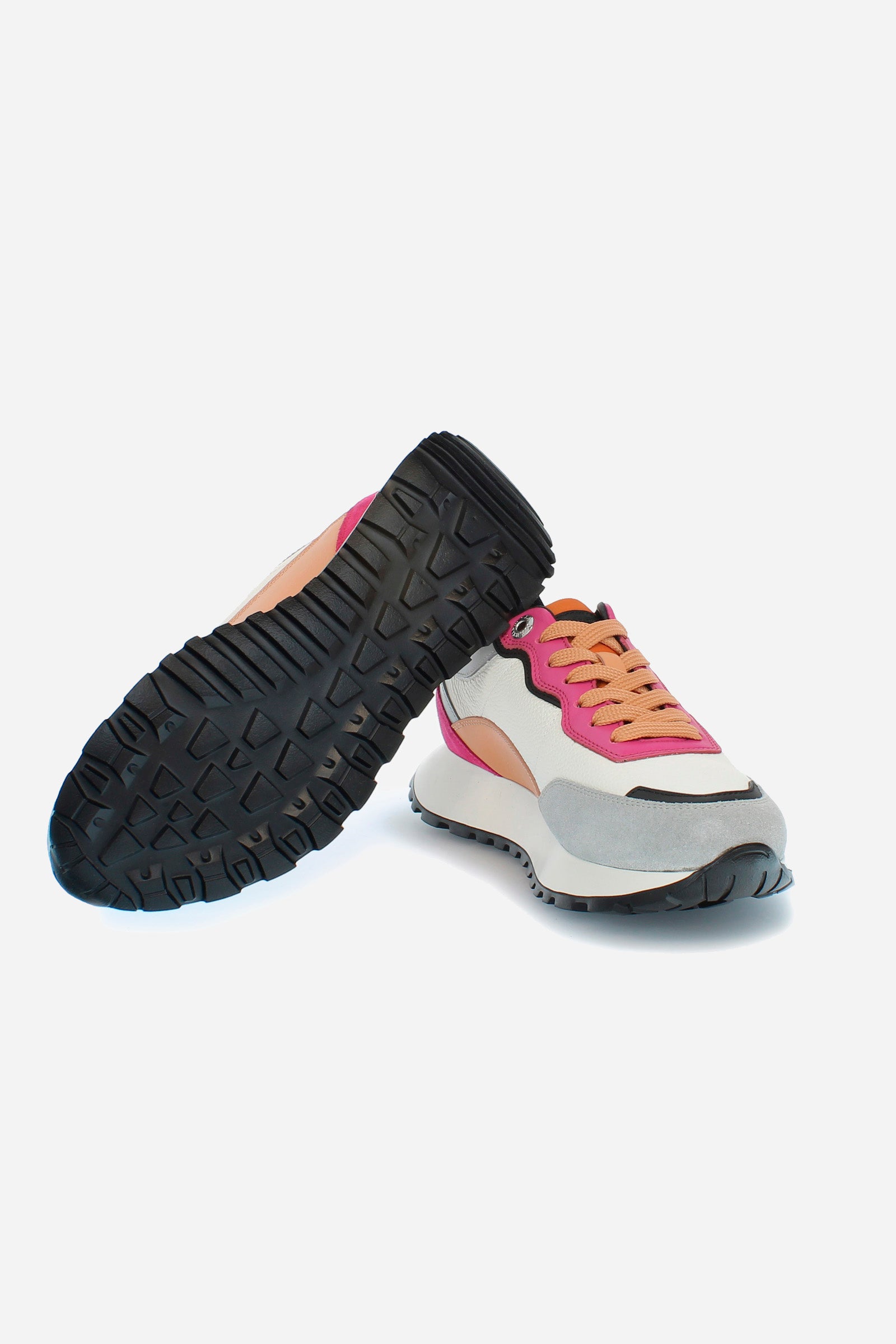 Lightweight and high-performance, thanks to its characteristic EVA sole with contrasting notched tread, this women's trainer in soft leather with details insuede enhances the daily outfit with a gritty and dynamic twist. The horse logo is hot stamped on the side as is the La Martina customisation on the tongue.Customised eyelets and puller. Special touch with the metallic patch on the back. - GREY/WHITE