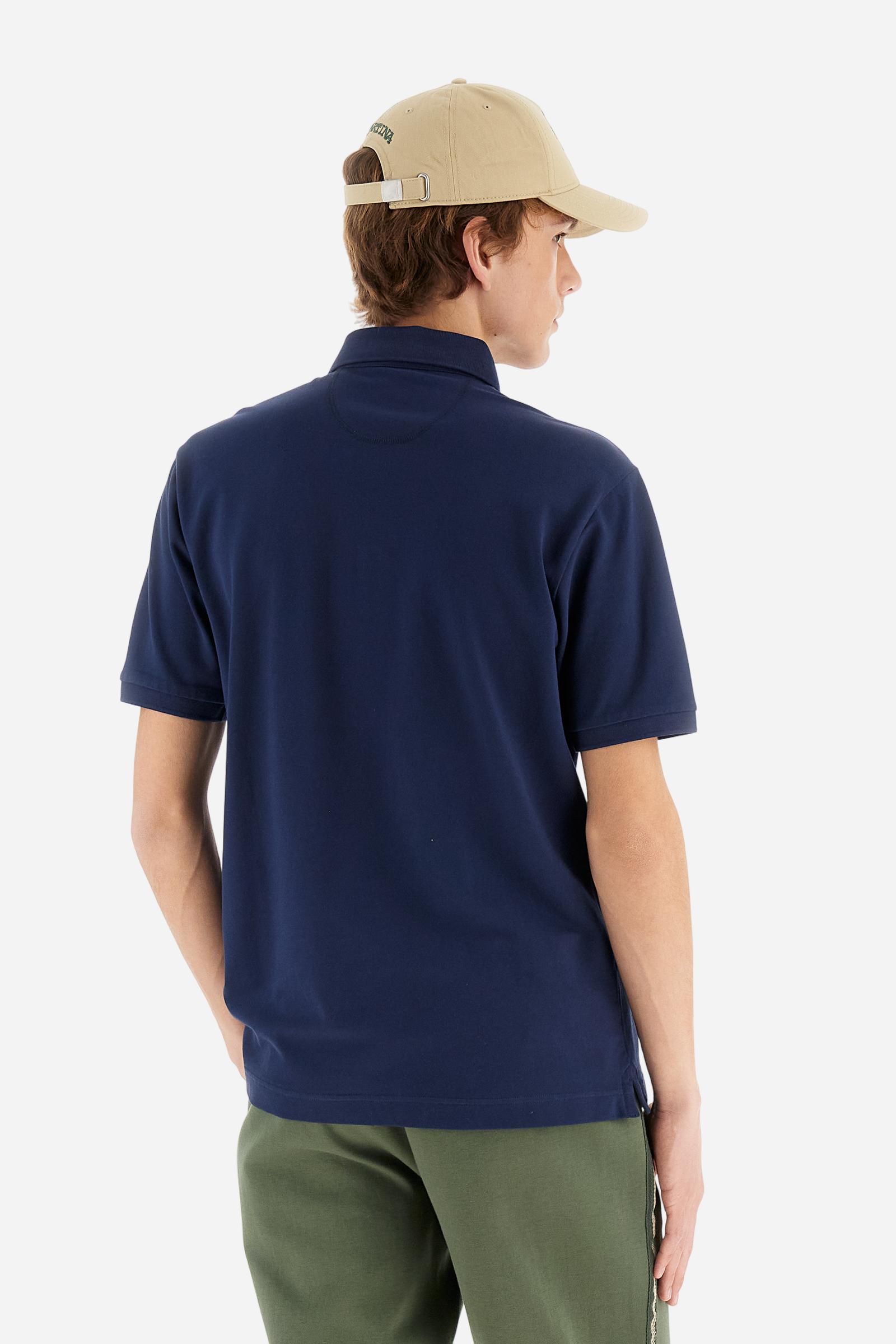 Men's short-sleeved polo shirt in a single colour, made of cotton stretch pique. Fastens with three buttons. Cuffs and collar in rib knit to match the garment. Patch in metallic thread applied on the chest. A colour-contrasting logo is present on the front. Regular fit. The model is wearing a size L. - Navy