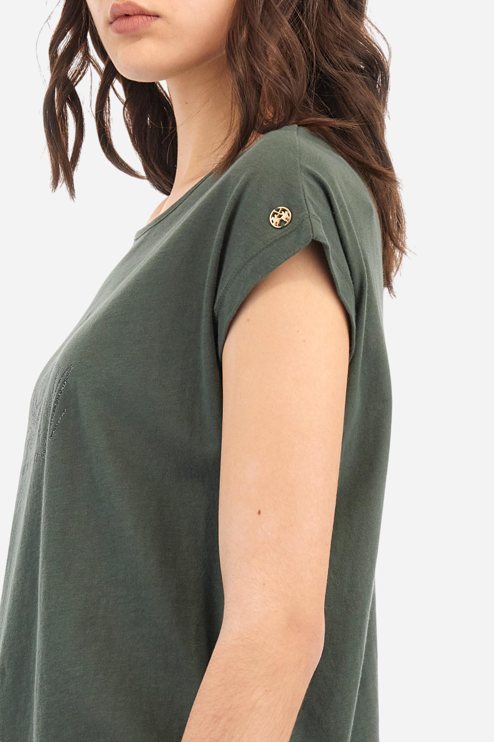 Women's single-colour T-shirt made of 100% cotton jersey. The sleeve is dropped and barely covers the shoulder, with no cut in the middle. The neckline is round and wide with a small V-shaped opening on the back. In the centre of the chest, the navy-style graphic with the brand's logos and lettering is present as a colour-contrasting print. The logo is represented by a metal tag sewn onto the left sleeve. Regular fit. The model is wearing a size 2. - Thyme