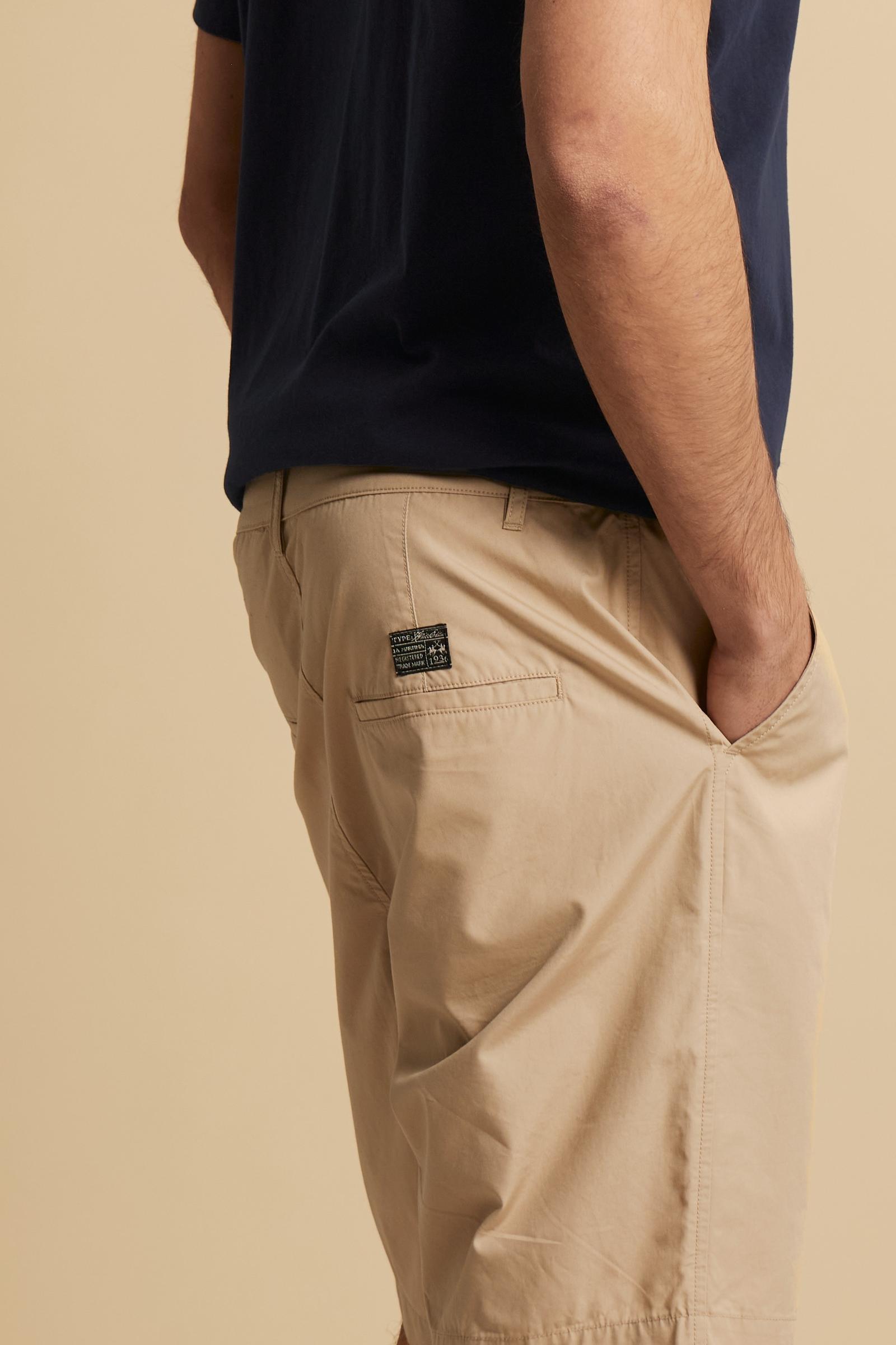 Men’s cotton poplin bermuda shorts with regular fit and knee length. American pockets and Black Edition label. - Humus