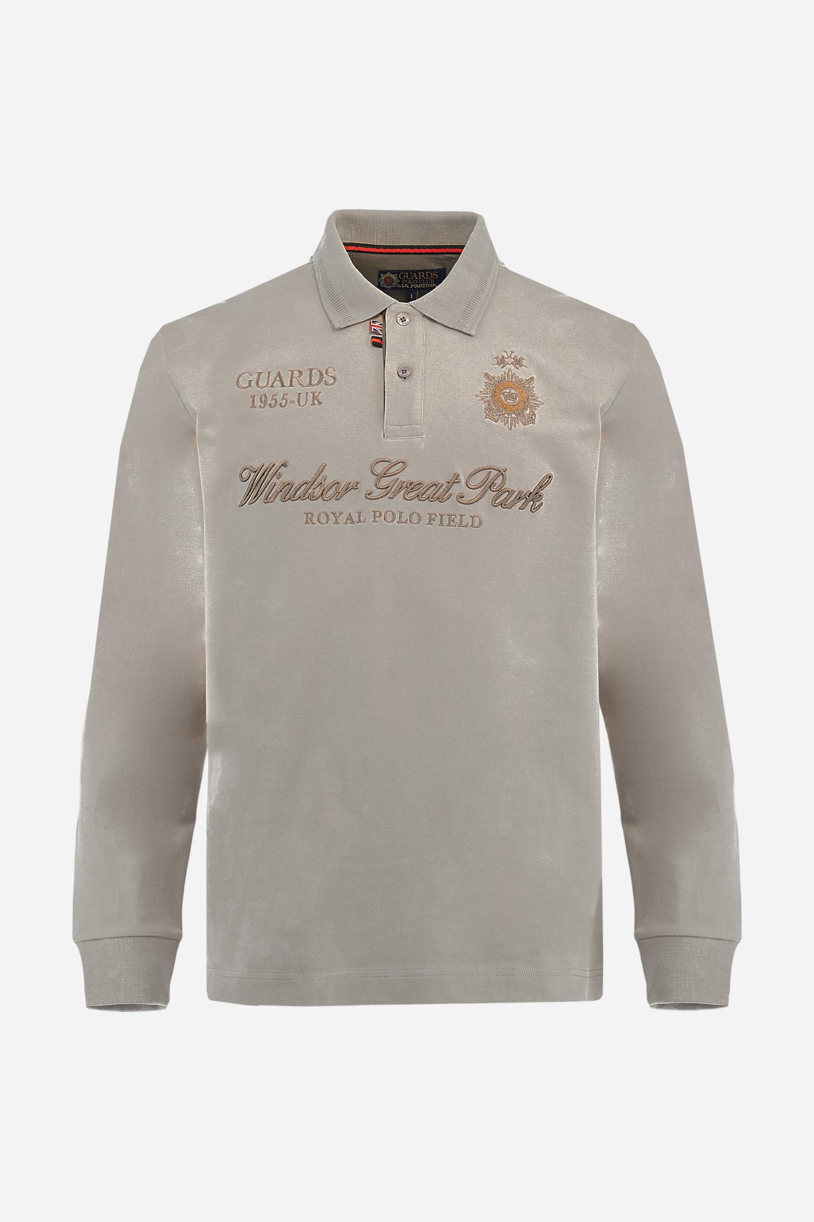 Long-sleeve polo shirt in warm cotton jersey. Ribbed collar with subtle textured detail, contrast undercollar and placket. Logo and Guards crest embroidered in contrast on the chest, paired with raised embroidered lettering inspired by Windsor tradition and British polo. Regular fit for an elegant yet relaxed style. Model wears size L. - Moon Rock