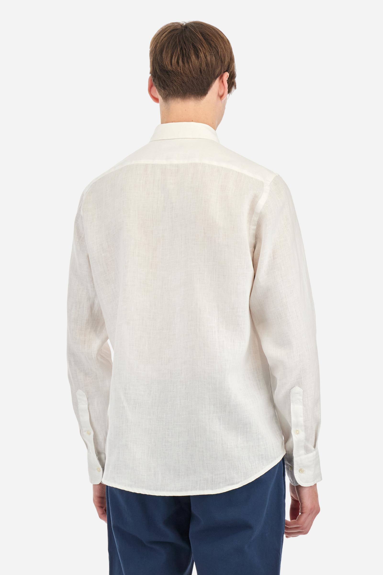 Men's plain long-sleeved shirt made from linen canvas. Button-down collar. Two fabric patches, depicting the brand's certification and the Argentine flag, are sewn on the hem of the garment. A tone-on-tone logo is embroidered on the left side of the chest. Regular fit. The model is wearing a size L. - Optic White