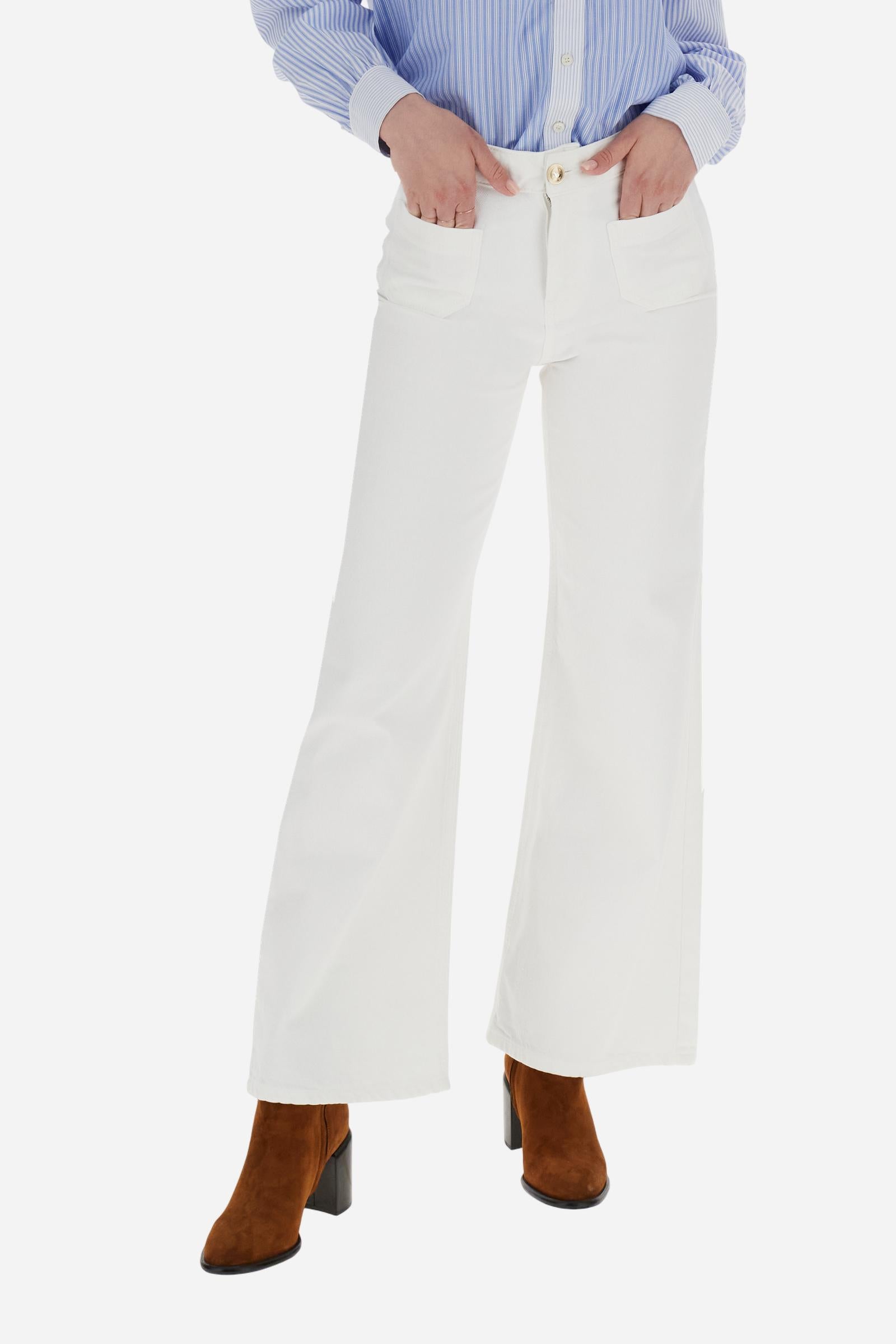 Women's solid-colour trousers in 100% cotton twill. Complete with belt loops and a zip and button fly. Double front and back pockets. The logo features on a metal plate sewn on the back. Regular fit with wide legs. The model is wearing a size 28. - Optic White