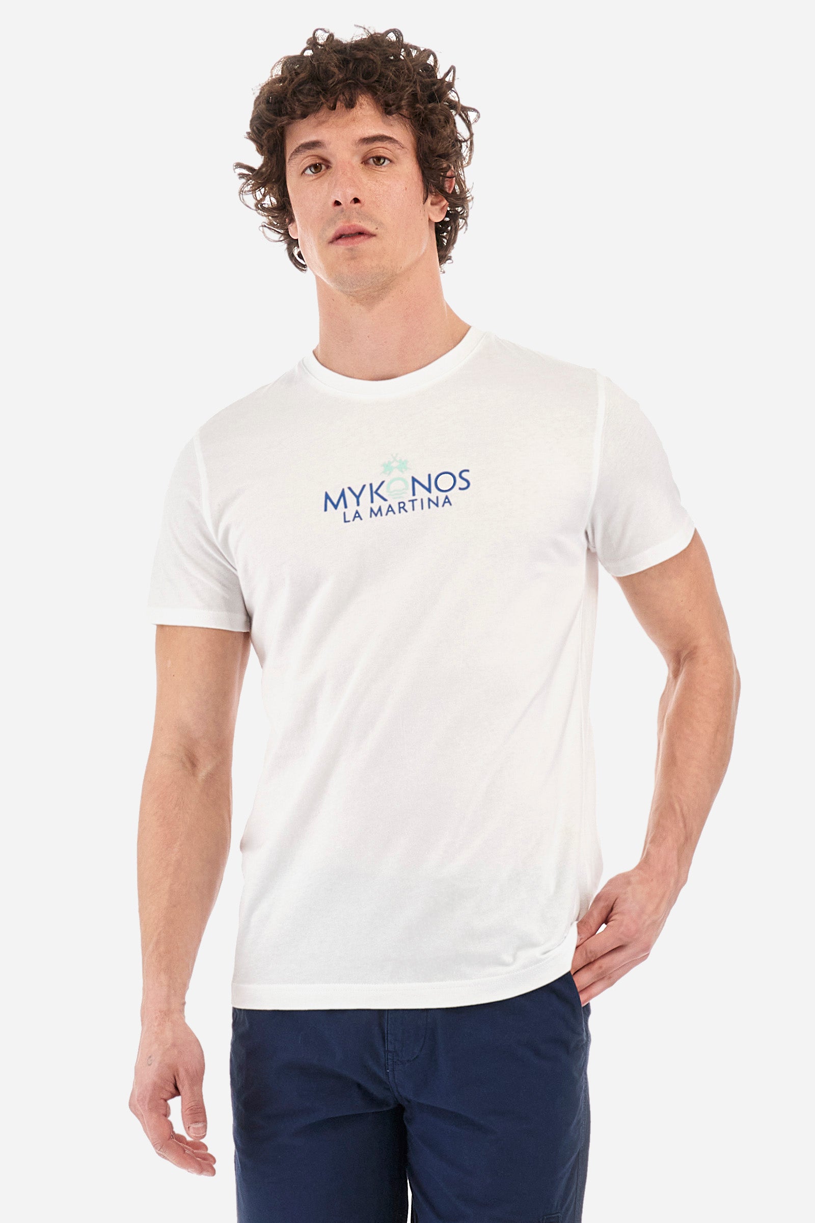 Men's short-sleeved T-shirt with a crew neck in a single colour. Made of 100% cotton. Printed on the front are the words "Mykonos" and "La Martina". On the back we find stylised prints inspired by Greece and the lettering that is also present on the front. Regular fit. The model wears a size L. - Optic White