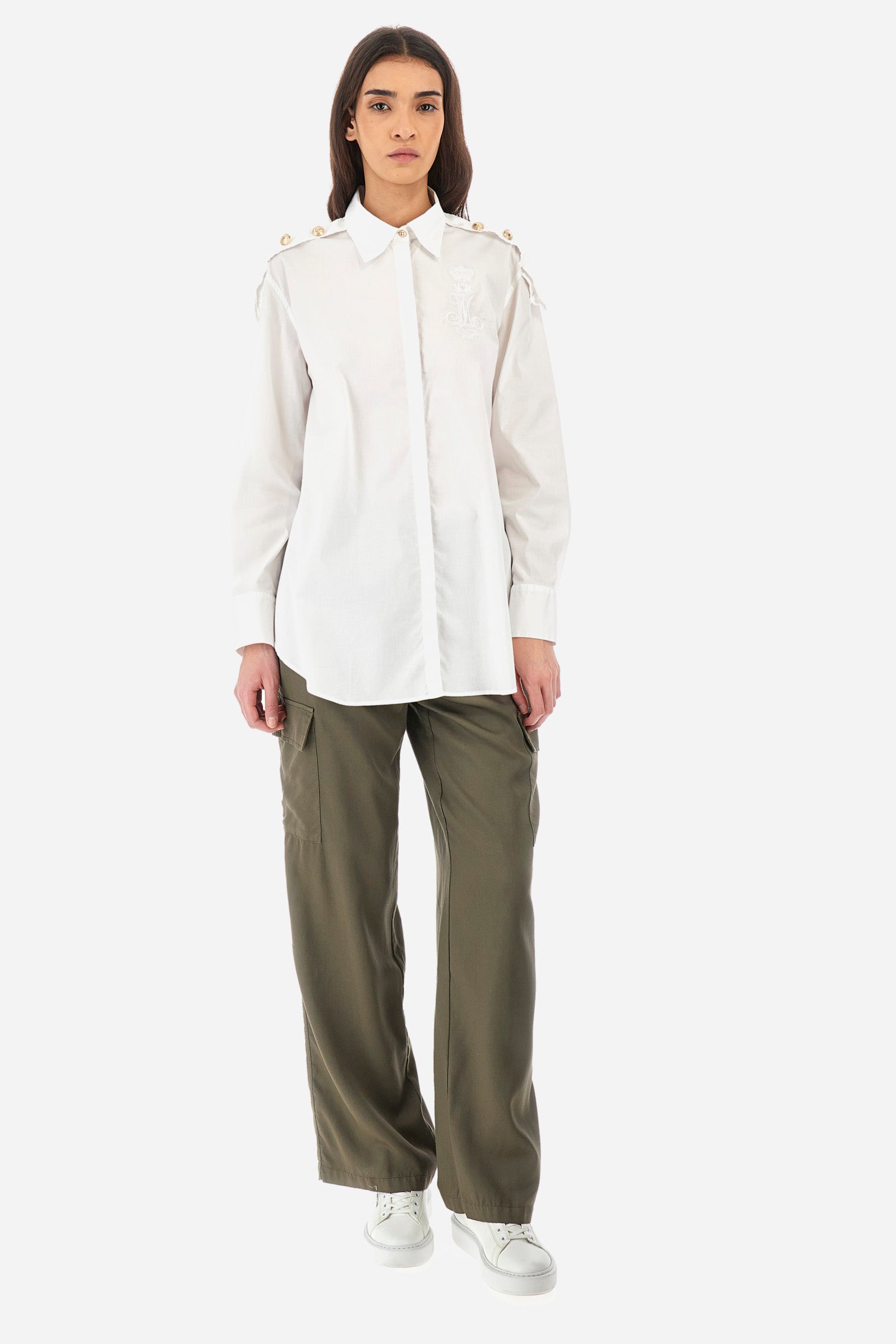 Women's long-sleeved shirt, in elasticated cotton. French collar. With buttoned cuffs. Featuring darts on the back. The logo is embroidered on the front. The fit is regular. The model wears a size 2. - Optic White