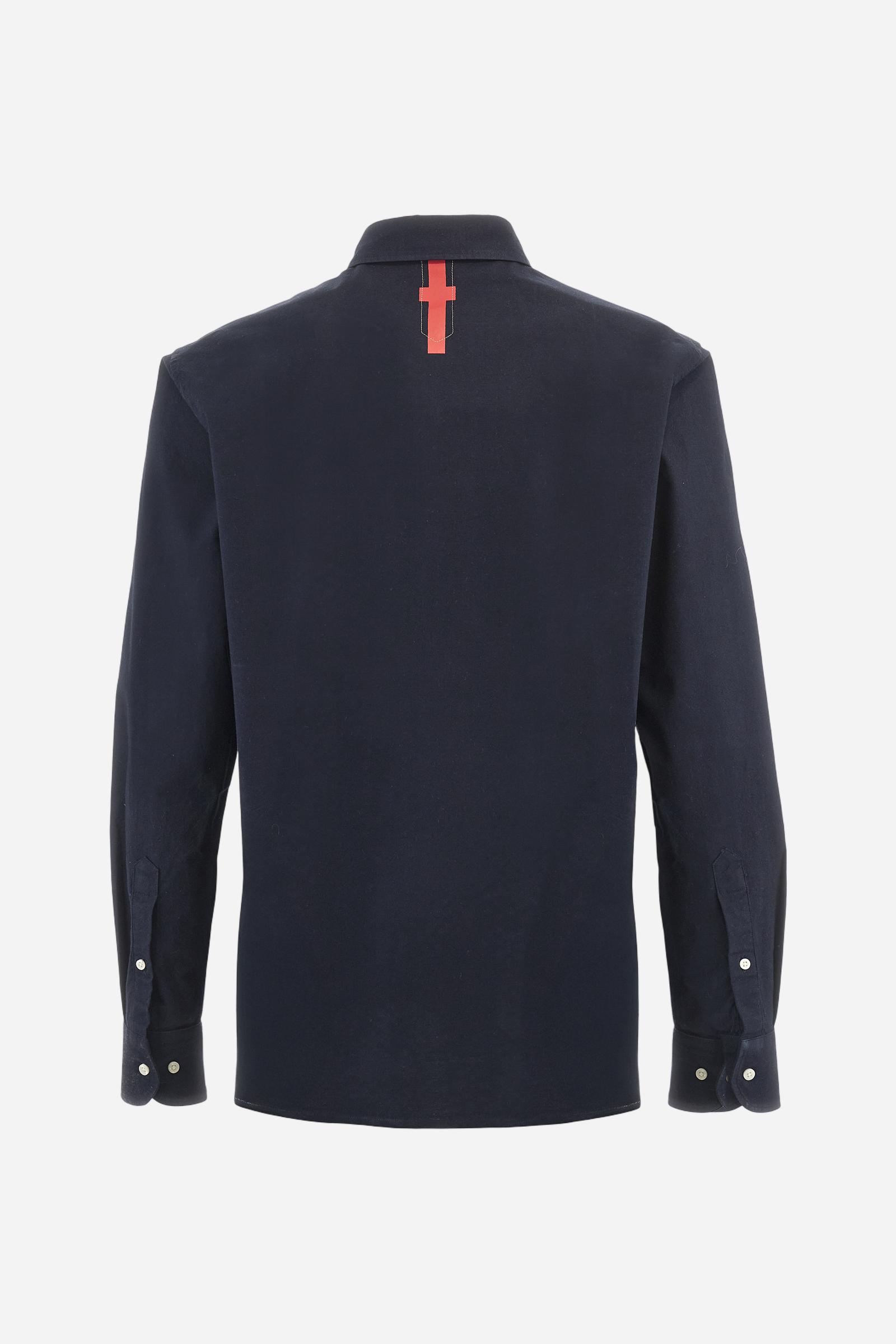Men's long-sleeved plain shirt made from 100% Oxford cotton. The button-down collar is finished with a second button printed with the English flag. The multicoloured embroidery on the chest, over the heart, includes lettering, numbers and the logo, which add a distinctive touch. Regular fit. The model is wearing a size L. - Navy