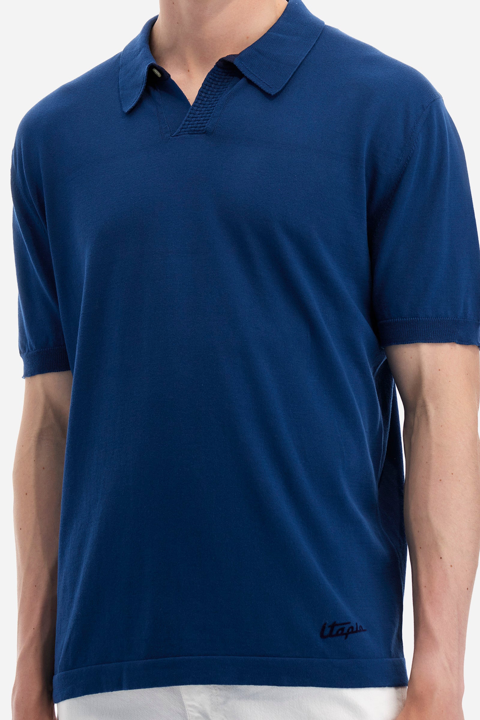 Single-colour men's knitted polo shirt with short sleeves from the line in collaboration with Pagani. Made of 100% cotton. Fastens with a button. Ribbed armholes and waist. The logo and "La Martina" and "Pagani" lettering are present on the patch representing the collaboration applied on the back. The fit is regular. The model wears a size L. - Ensign Blue