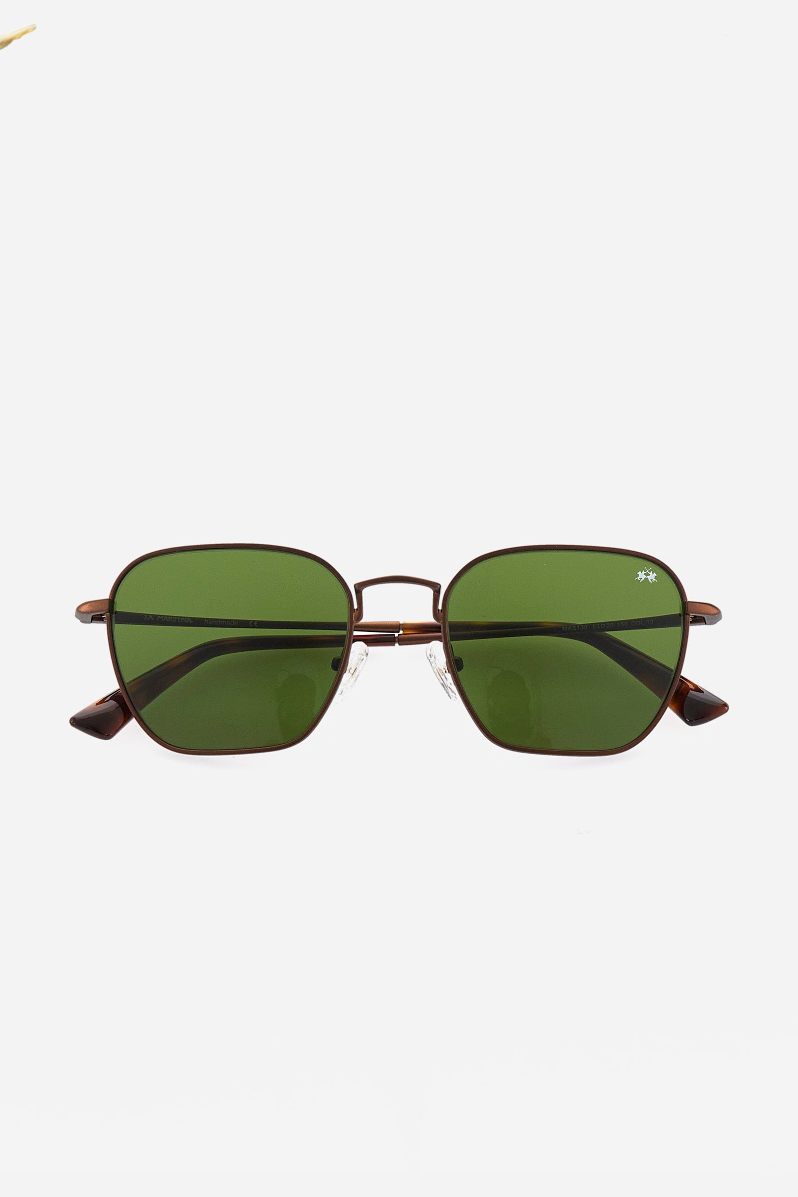 Unisex sunglasses, square model. The lightweight frame and metal temples in animal print shades make the glasses comfortable and perfect to wear for a long time. The green lens with anti-glare is also perfect for the evening. The iconic La Martina logo is engraved on the outside in the bar line and on the lens in contrasting, golden colour. - SHINY GOLD