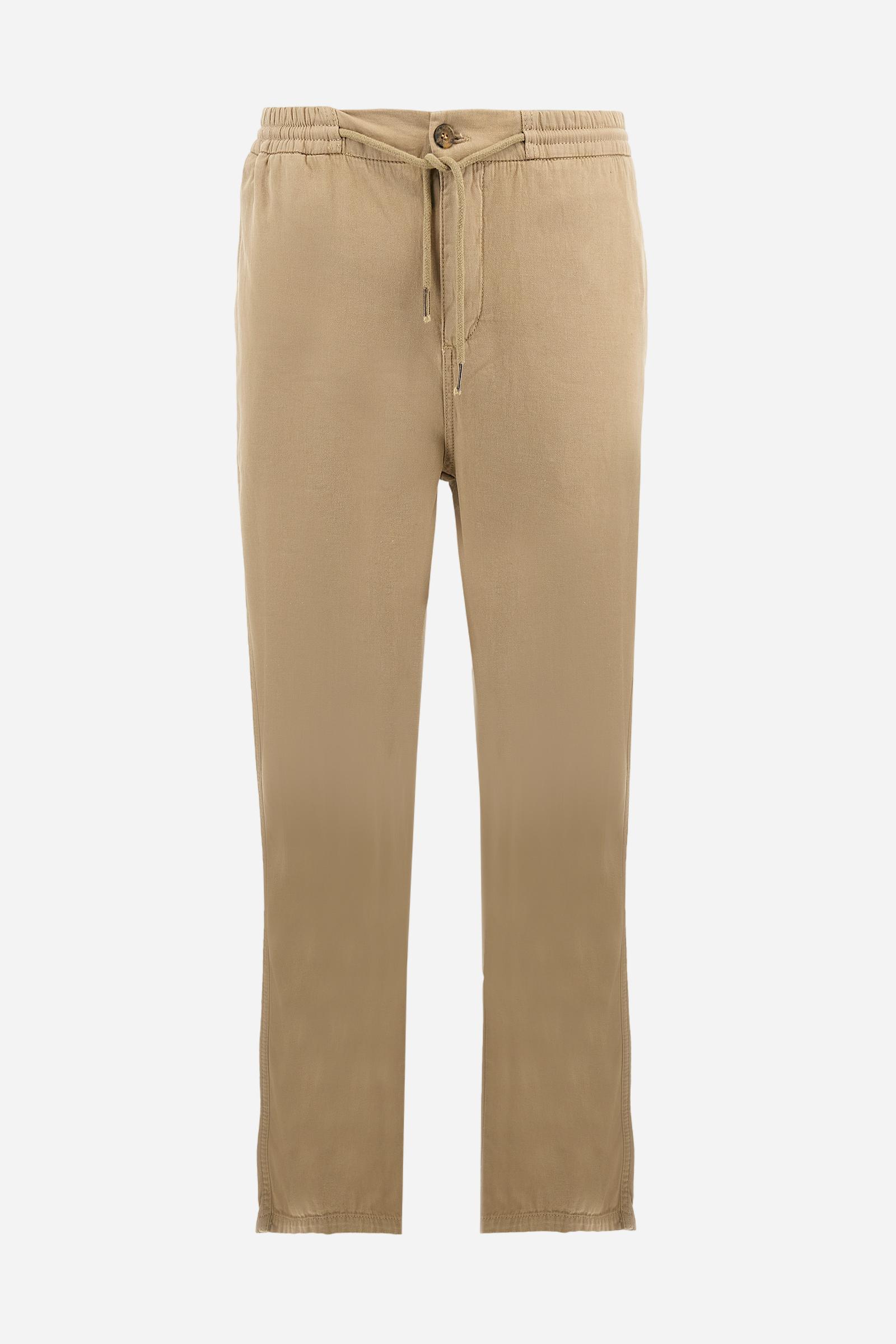 Men's plain straight-cut trousers, made of linen and cotton canvas. Featuring a waist belt at the back and on the sides with elasticated external drawstring for adjustment. The front opening also has a faux horn button on the belt and a zip. Double welt pocket inserted into the sides. There are two additional welt pockets on the back. The logo is featured on the woven label sewn above the right back pocket. Regular fit. The model is wearing a size L. - Twill