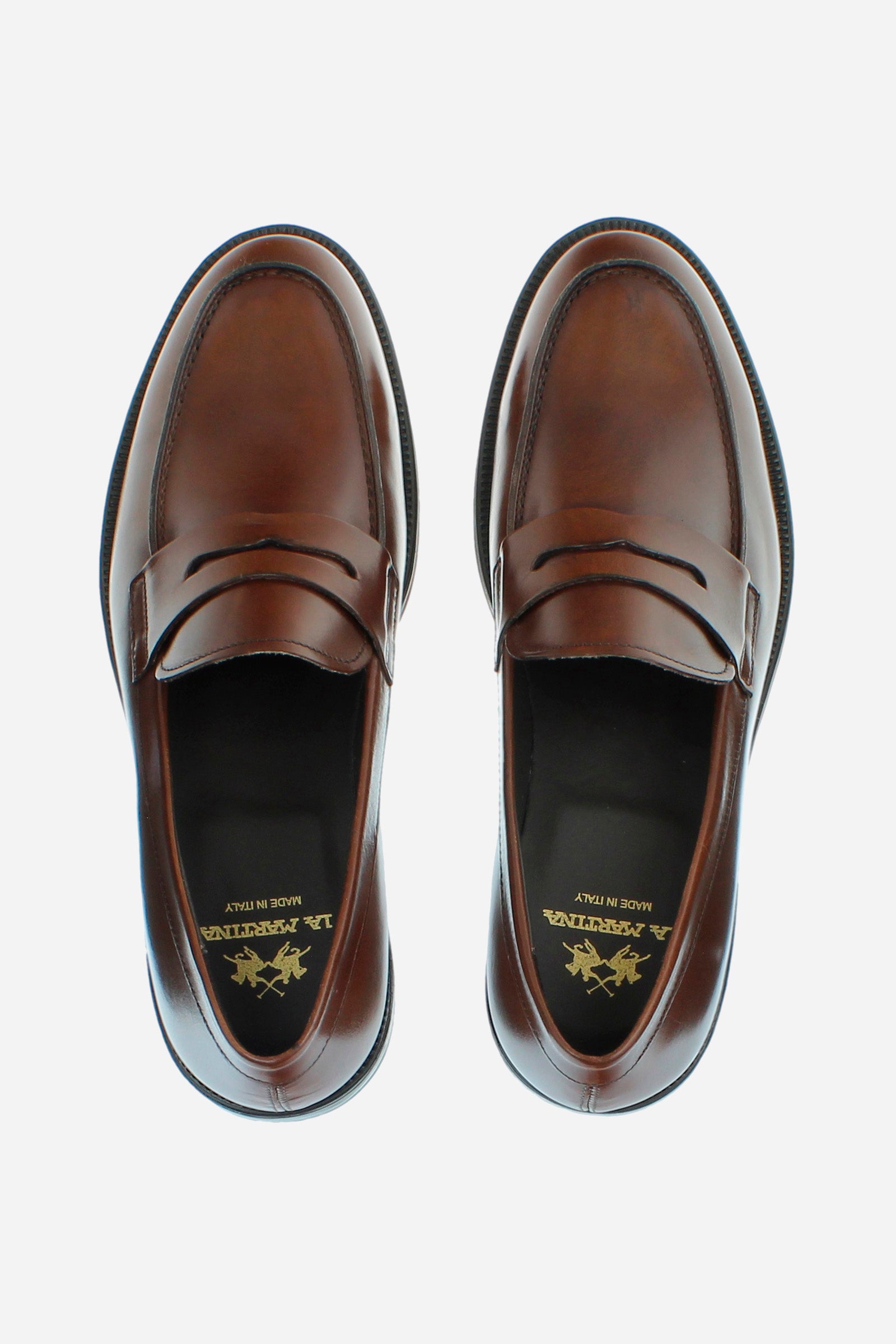 Classic and elegant men's college shoe made of single-coloured calfskin. The sole is made of black natural rubber, and the band on the template is in the same colour as the upper. The logo is printed in gold on the footbed. Perfect for adding a touch of class to a fresh and elegant look. - LEATHER
