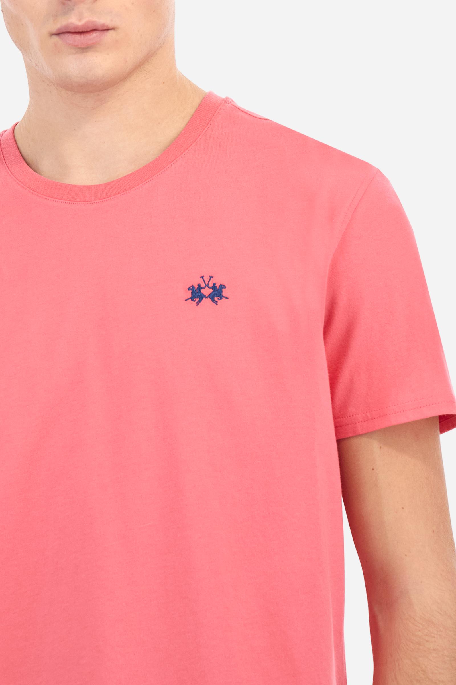 Men's short-sleeved crew-neck T-shirt in solid colour with embroidered logo in contrasting colour on the chest. Made of 100% cotton with a regular fit. It is perfect paired with Bermuda shorts or trousers for a casual and trendy look. Suitable for leisure time. The model is 187 cm tall and wears a size L. - Honey Suckle