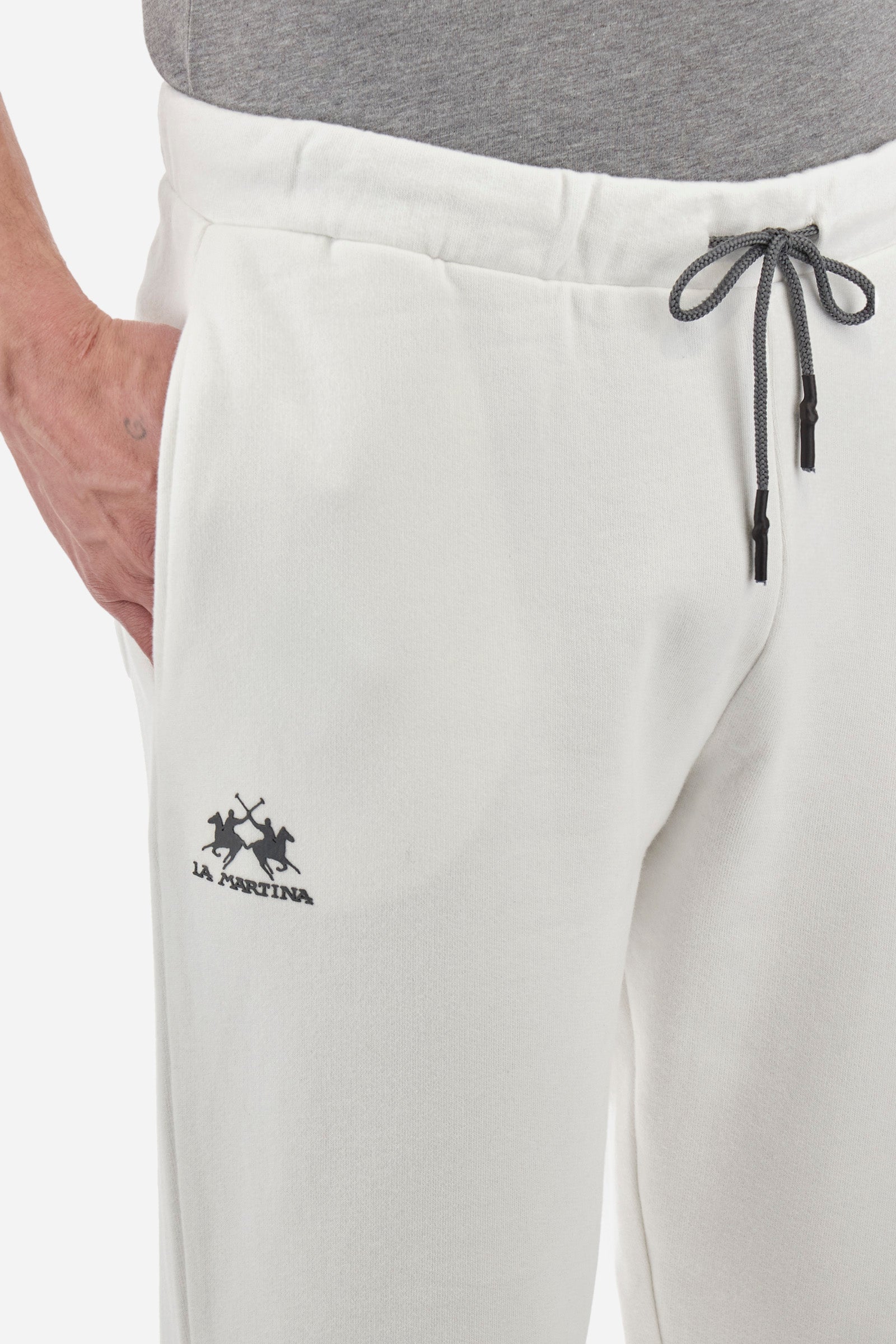 Men's jogging trousers with a logo print on the pocket in a regular fit. Features a drawstring waist, side pockets and back pocket. Made of 100% cotton with a regular fit, a must-have item in your wardrobe for the gym or leisure time. Very easy to combine with a sweatshirt or T-shirt. The model is 187 cm tall and wears a size L. - Off White
