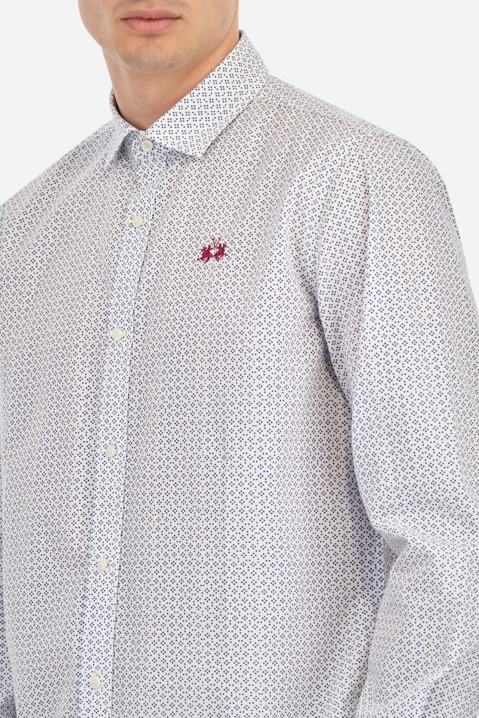 Men's long-sleeved shirt made from cotton poplin printed with a monochrome graphic design. Spread collar. The brand's signature woven labels are sewn onto the opening at the hem. The logo is embroidered in contrasting thread on the left side of the chest. Regular fit. The model is wearing a size L. - Opticwhite/Limonges