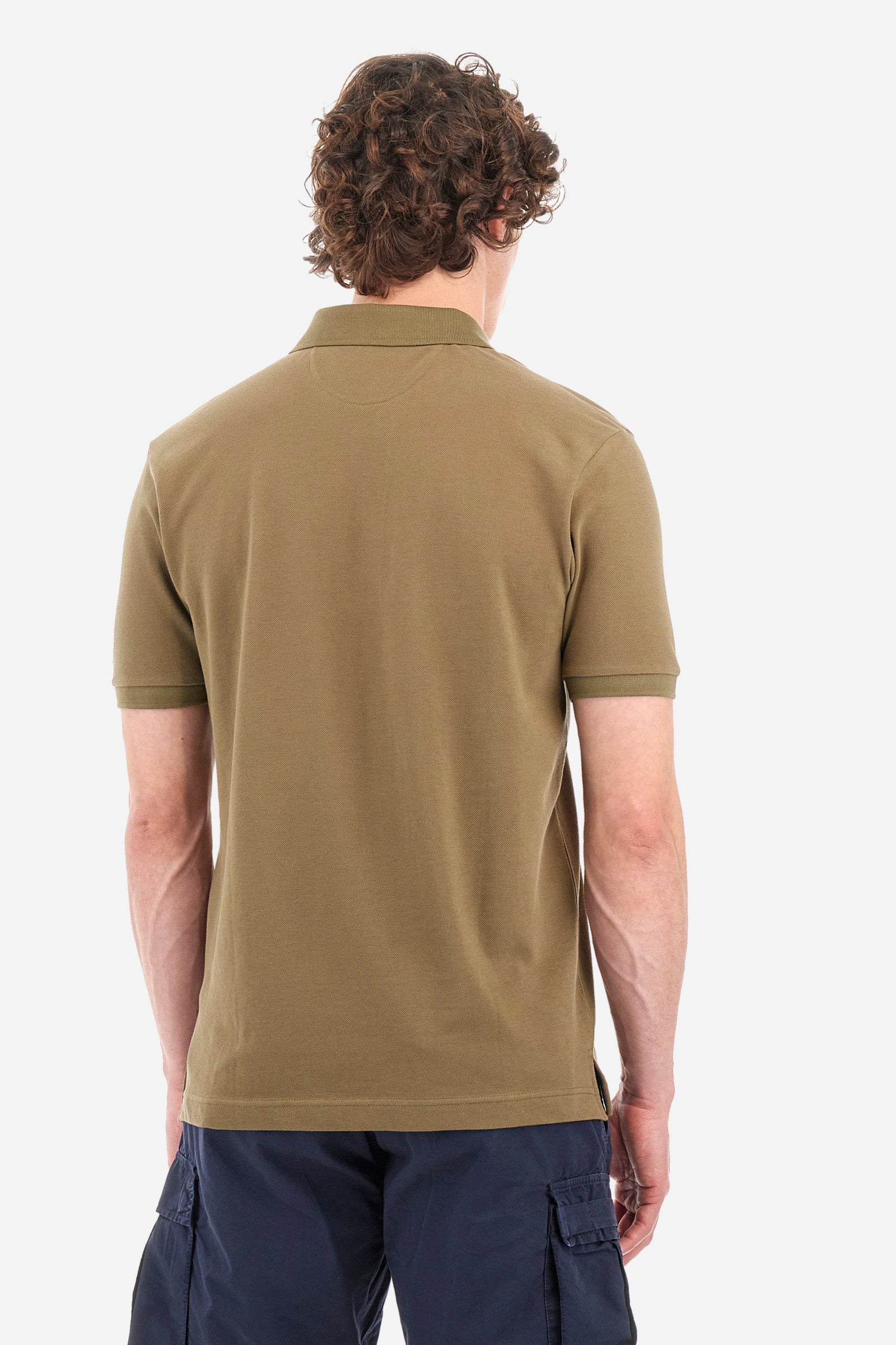 Men's plain-coloured, short-sleeved, regular-fit cotton polo shirt. Contrasting La Martina logo sewn onto the chest. This versatile garment goes perfectly with a pair of jeans from the collection. - Military Olive