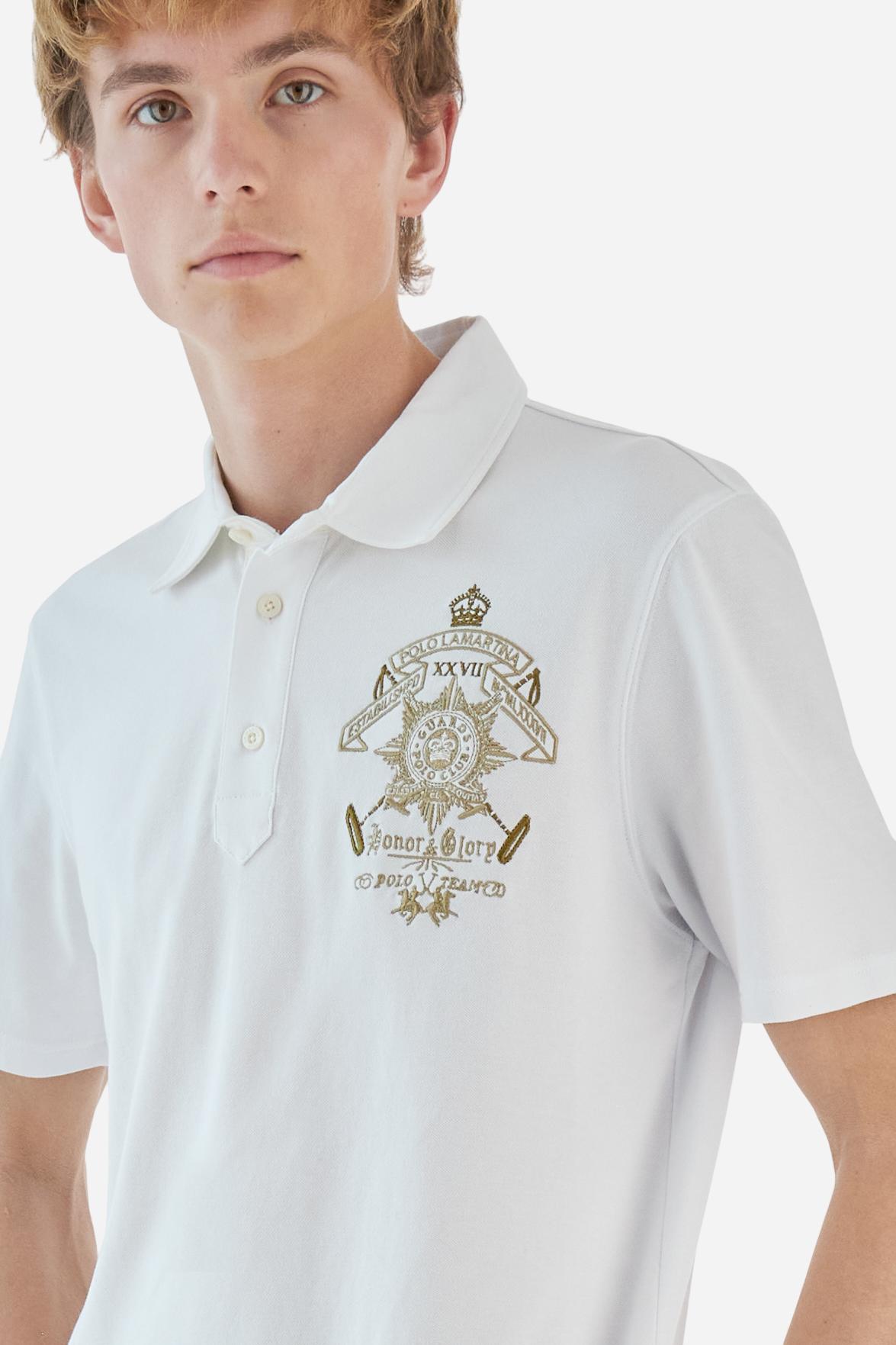 Men's short-sleeved Guards polo shirt in a single colour, made of stretch pique cotton. Fastens with three customised natural faux mother-of-pearl buttons. On the left side of the chest there is a large colour-contrasting embroidery motif, representing the Guard Polo Club. Colour-contrasting tag sewn on the back of the collar. The logo is embroidered on the front. Regular fit. The model is wearing a size L. - Optic White