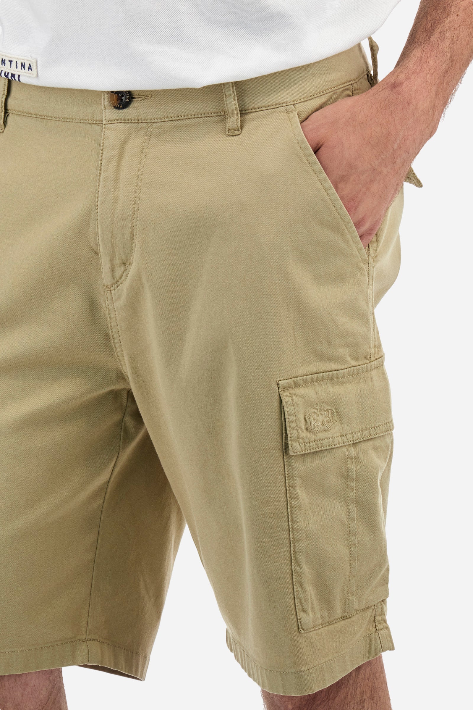 Men's single-colour Bermuda shorts in cotton twill. There are two American pockets, two cargo pockets and two back pockets. With belt loops. Zip and button fastening. The logo is embroidered tone-on-tone on the left cargo pocket. Regular fit. The model is wearing a size 33. - Twill