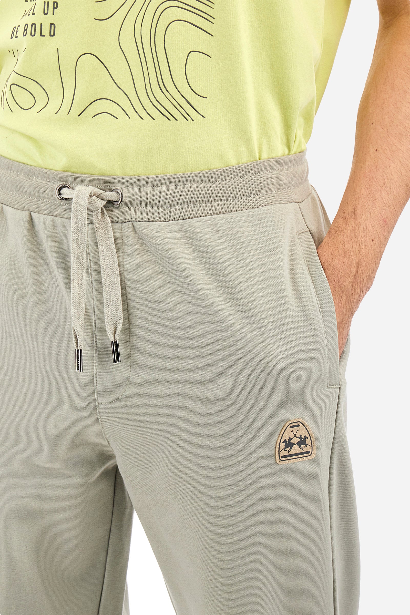 Men's single-colour jogging bottoms in a cotton sweat fabric from the Polo Academy line. With a drawstring waist and double front pocket. Another pocket is present on the back. The logo is present on a patch applied under one of the front pockets. The fit is regular. The model wears a size L. - Pussywillow Grey